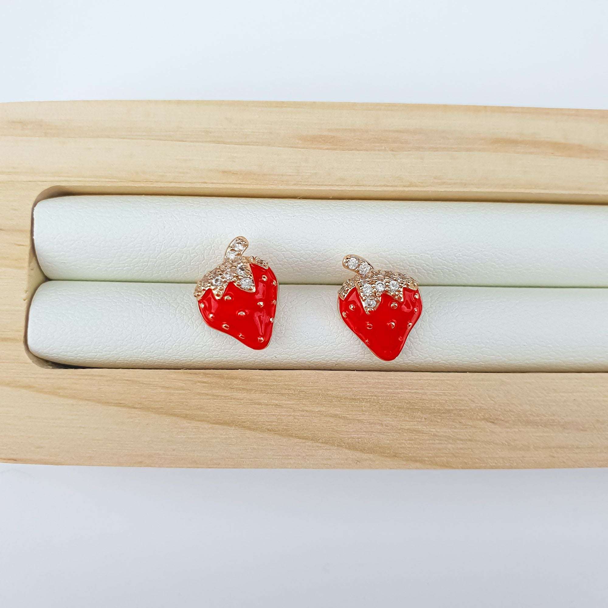 Sieviešu auskari ar košu dizainu un hipoalerģisku pārklājumu