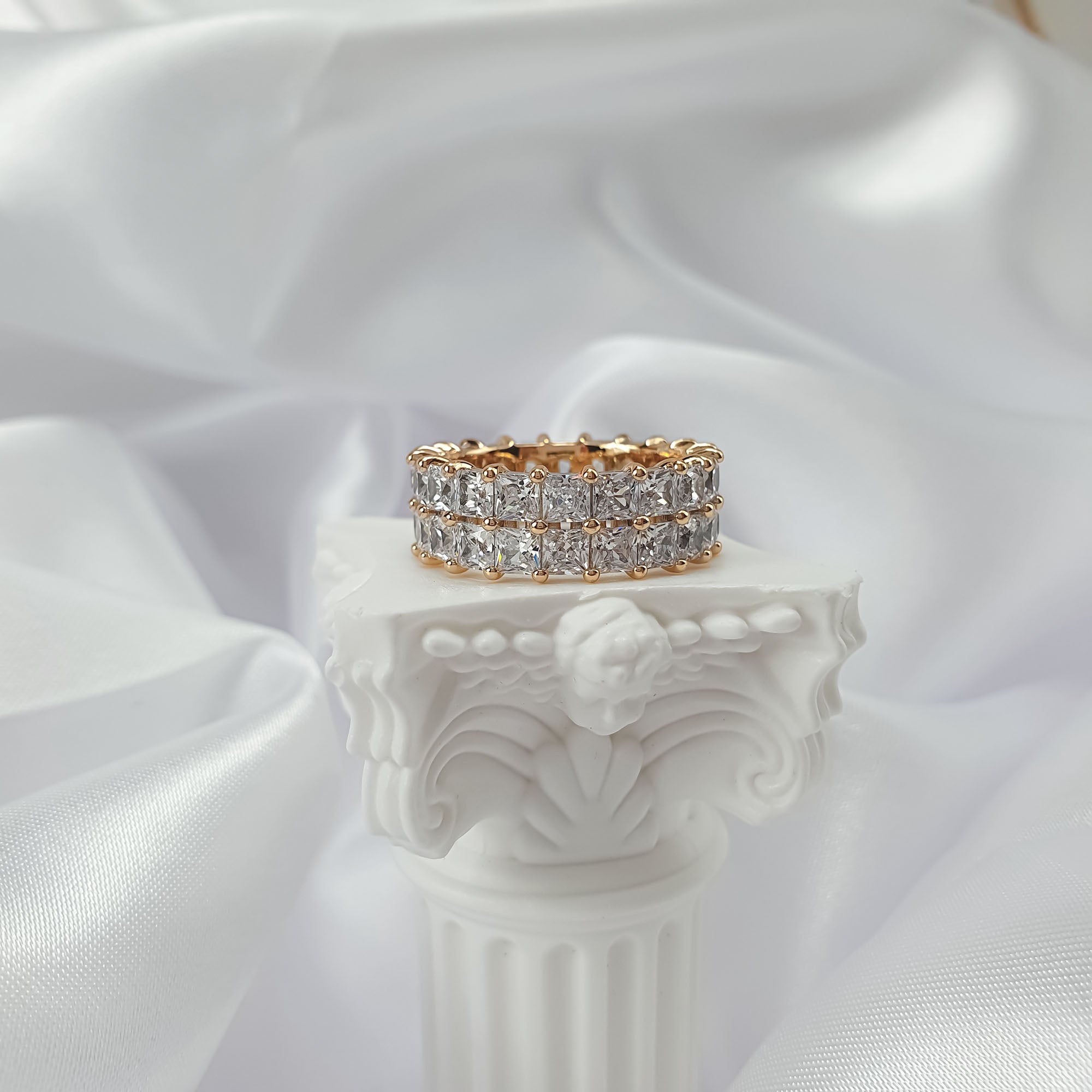 Spīdīgs sieviešu gredzens ar regulāru akmeņu izvietojumu