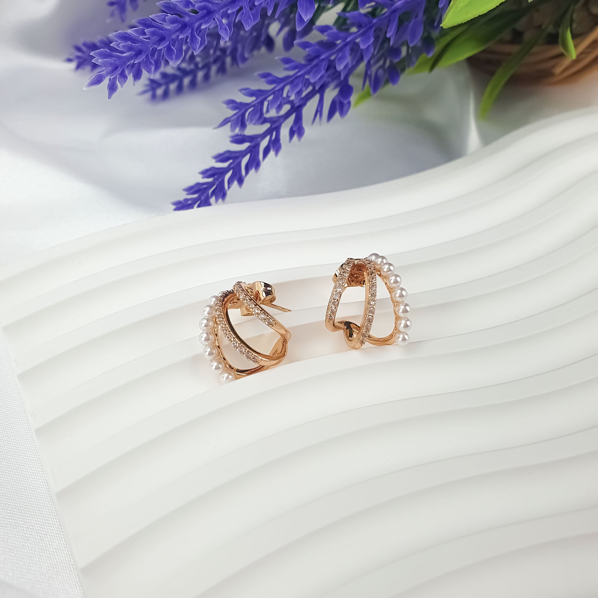 Eleganti auskari ar smalkām pērlītēm