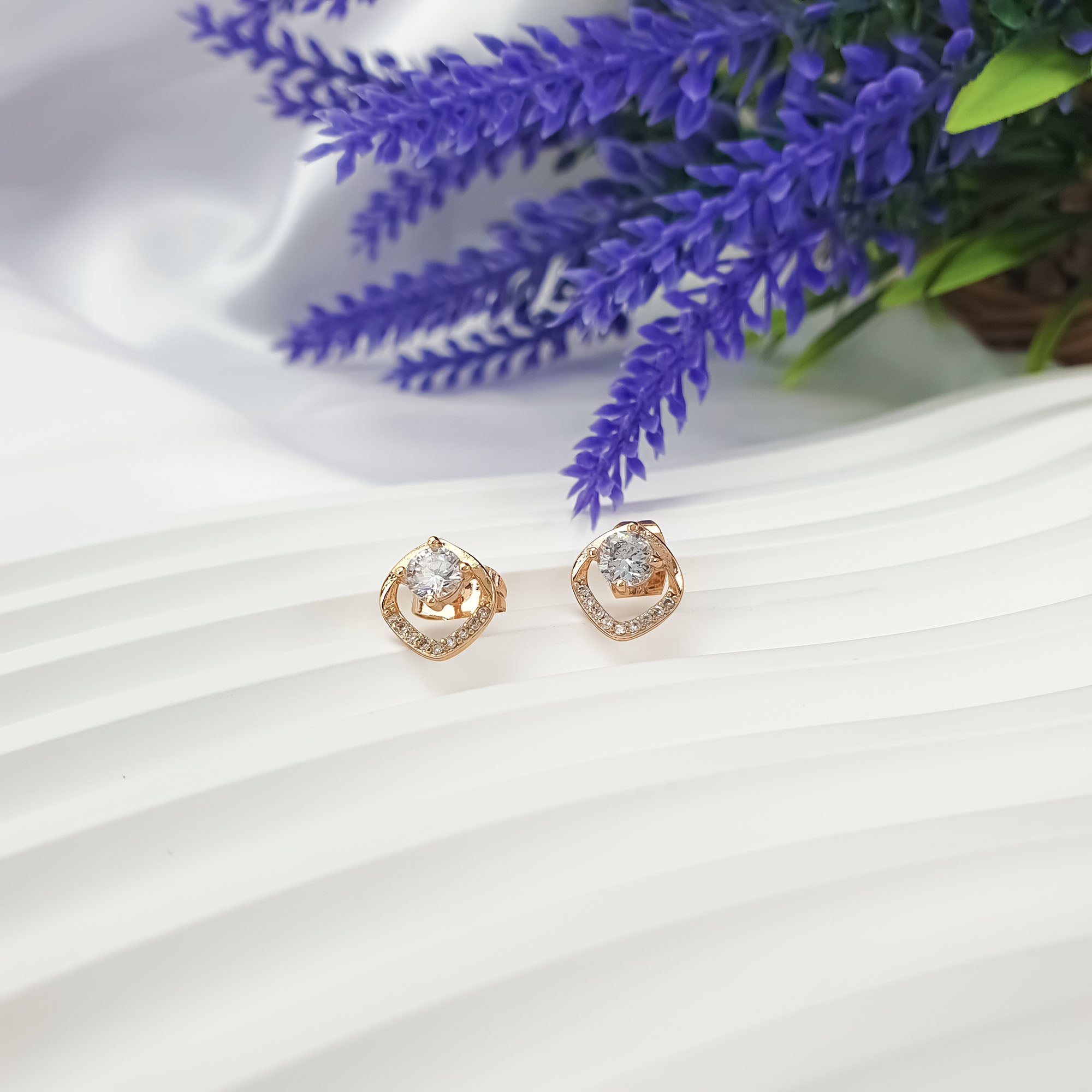 Nagliņas ar cirkoniem un romba formu