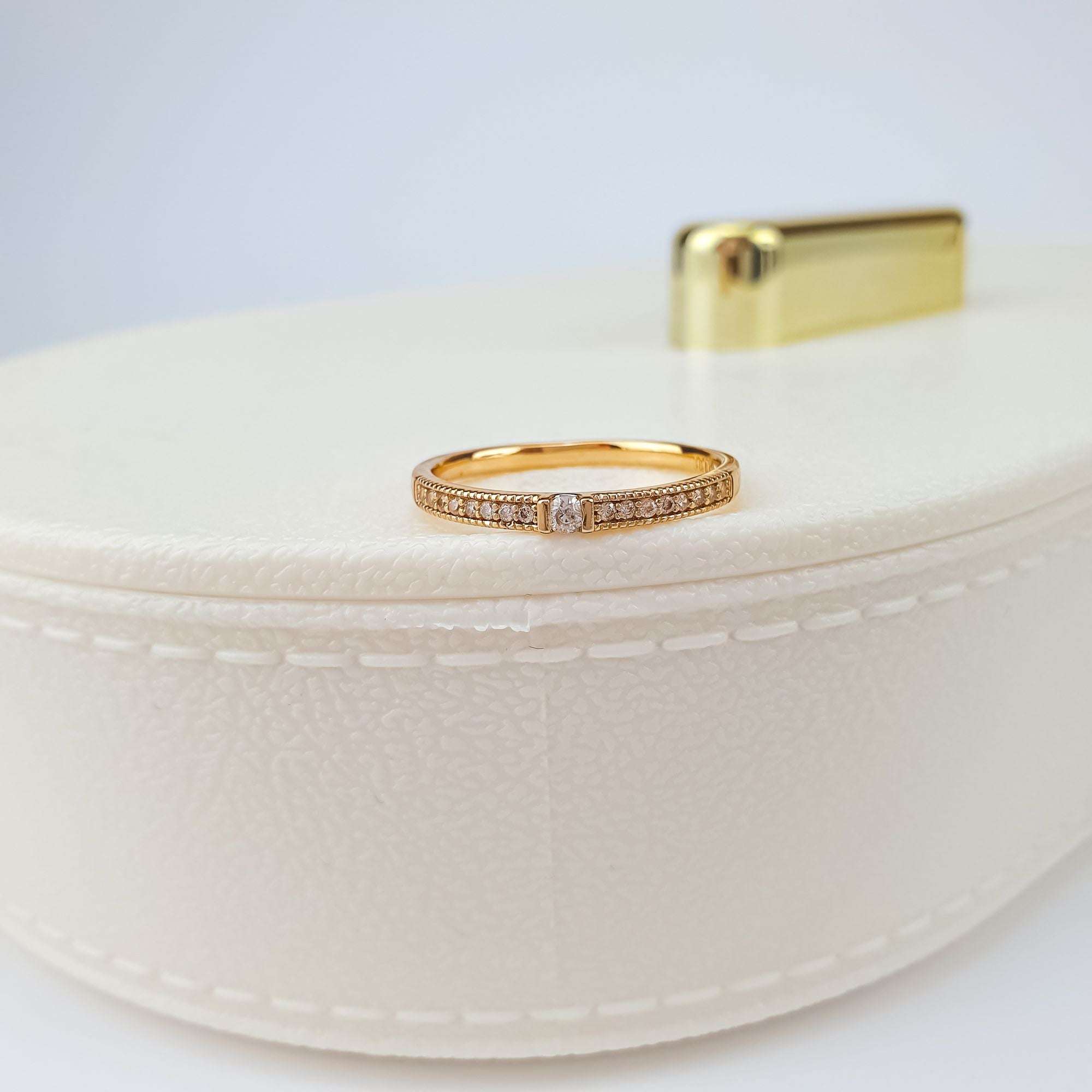 Mirdzošs gredzens ar cirkoniem un apzeltījumu – lieliska dāvana mīļotajai
