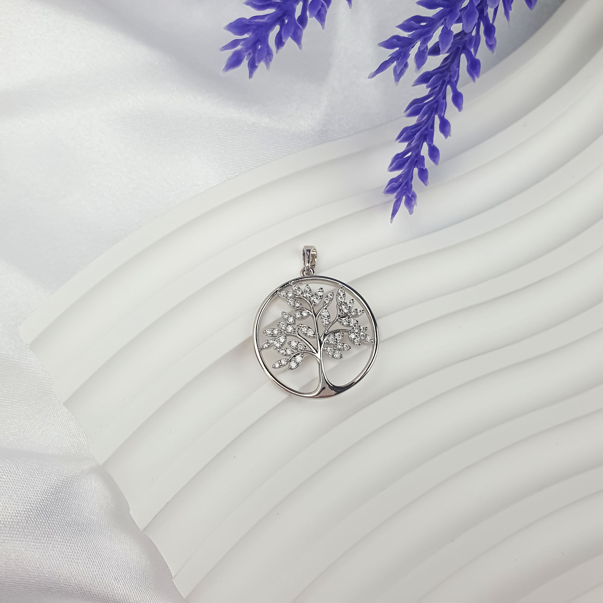 Simbolisks kulons ar dzīvības koka motīvu