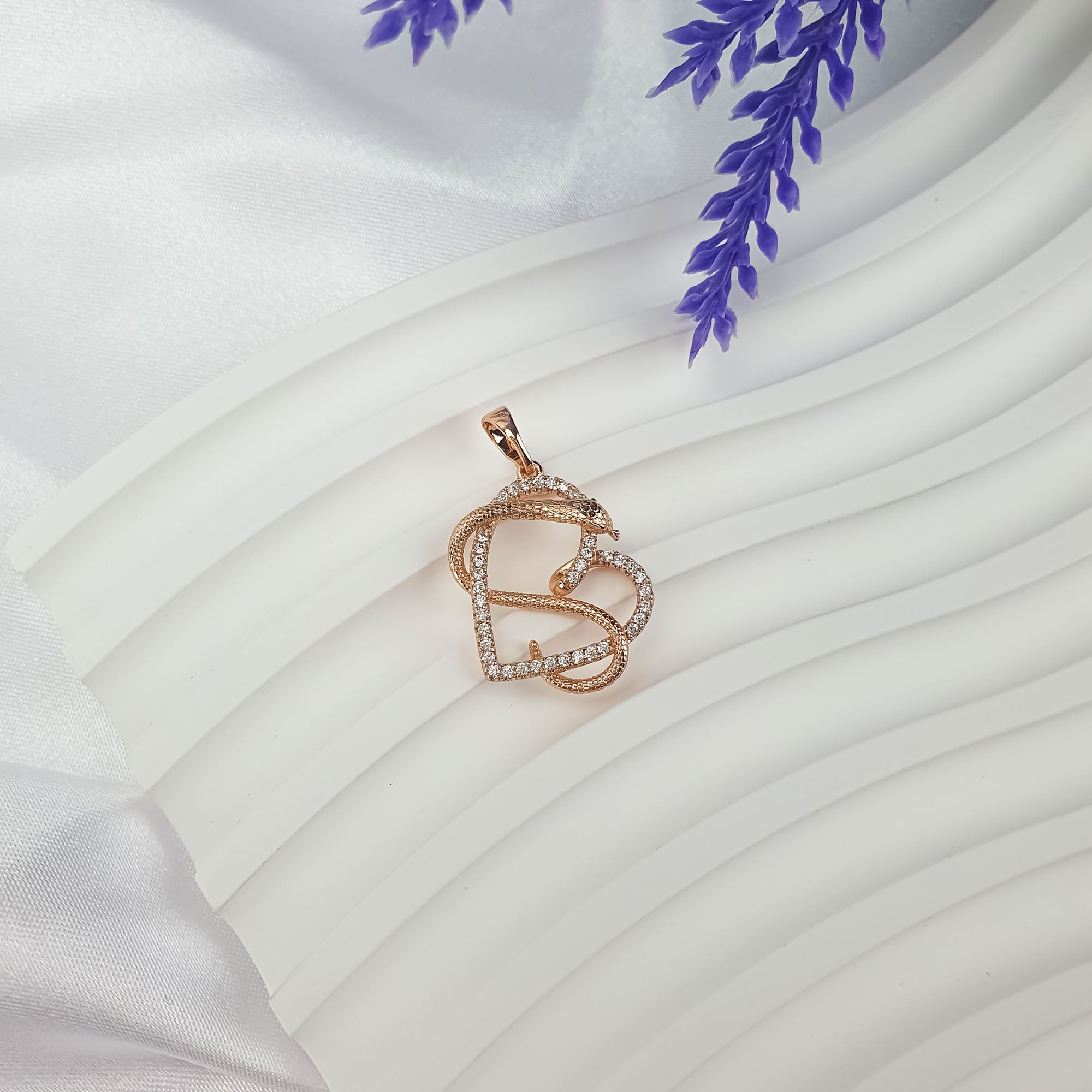 Kulons ar čūsku uz sirdi, rotāts ar cirkoniem