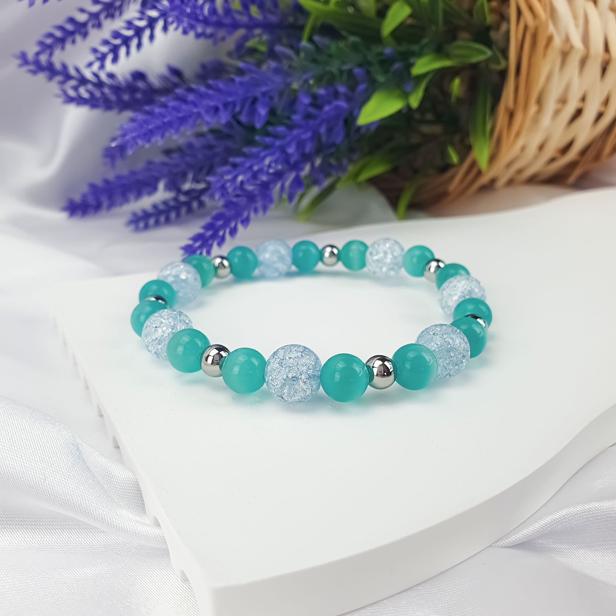 Rokassprādze ar spilgto krāsu spēli