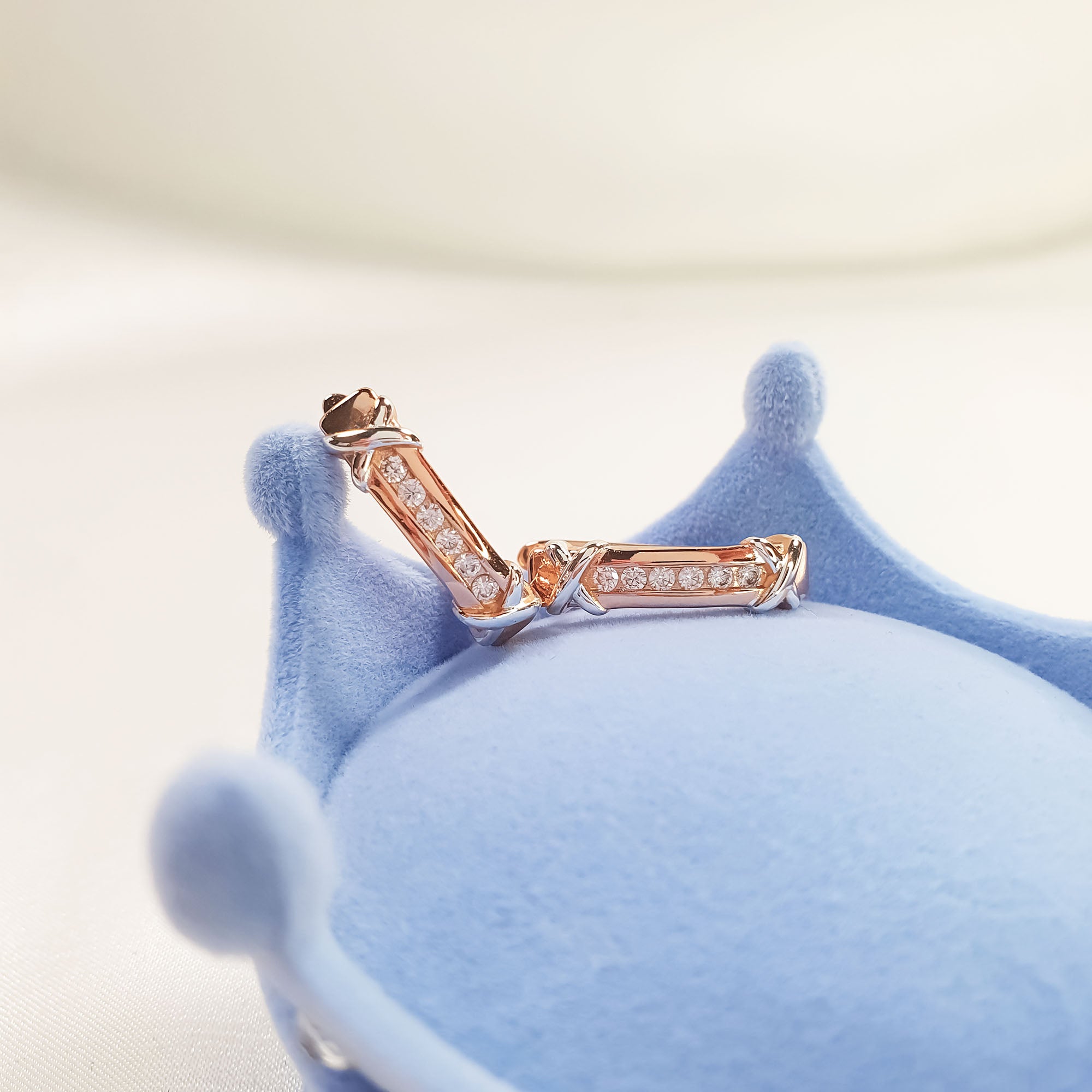 Auskari ar grafiskiem krustiem un caurspīdīgu cirkonu rindu