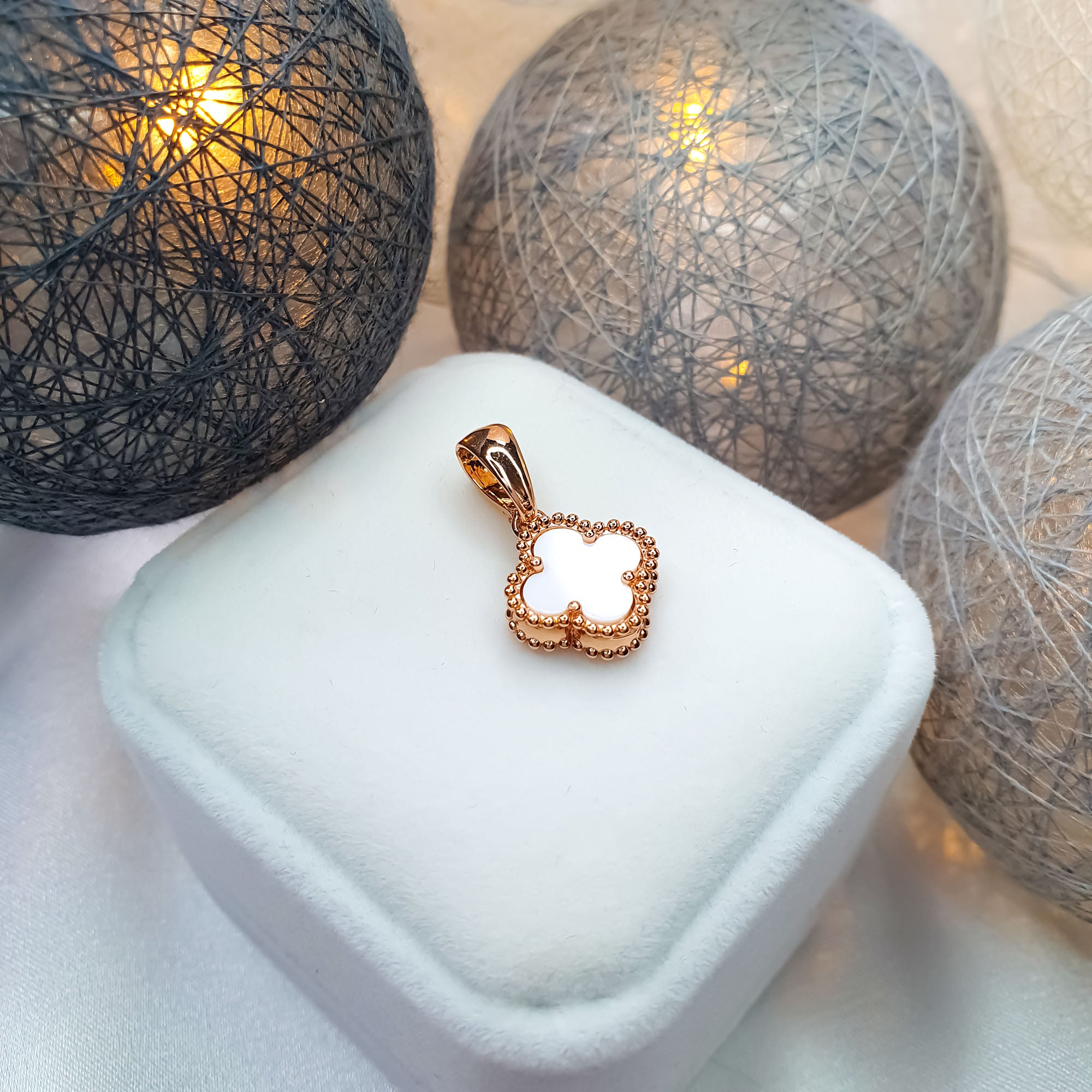 Āboliņa kulons ar baltu vidu