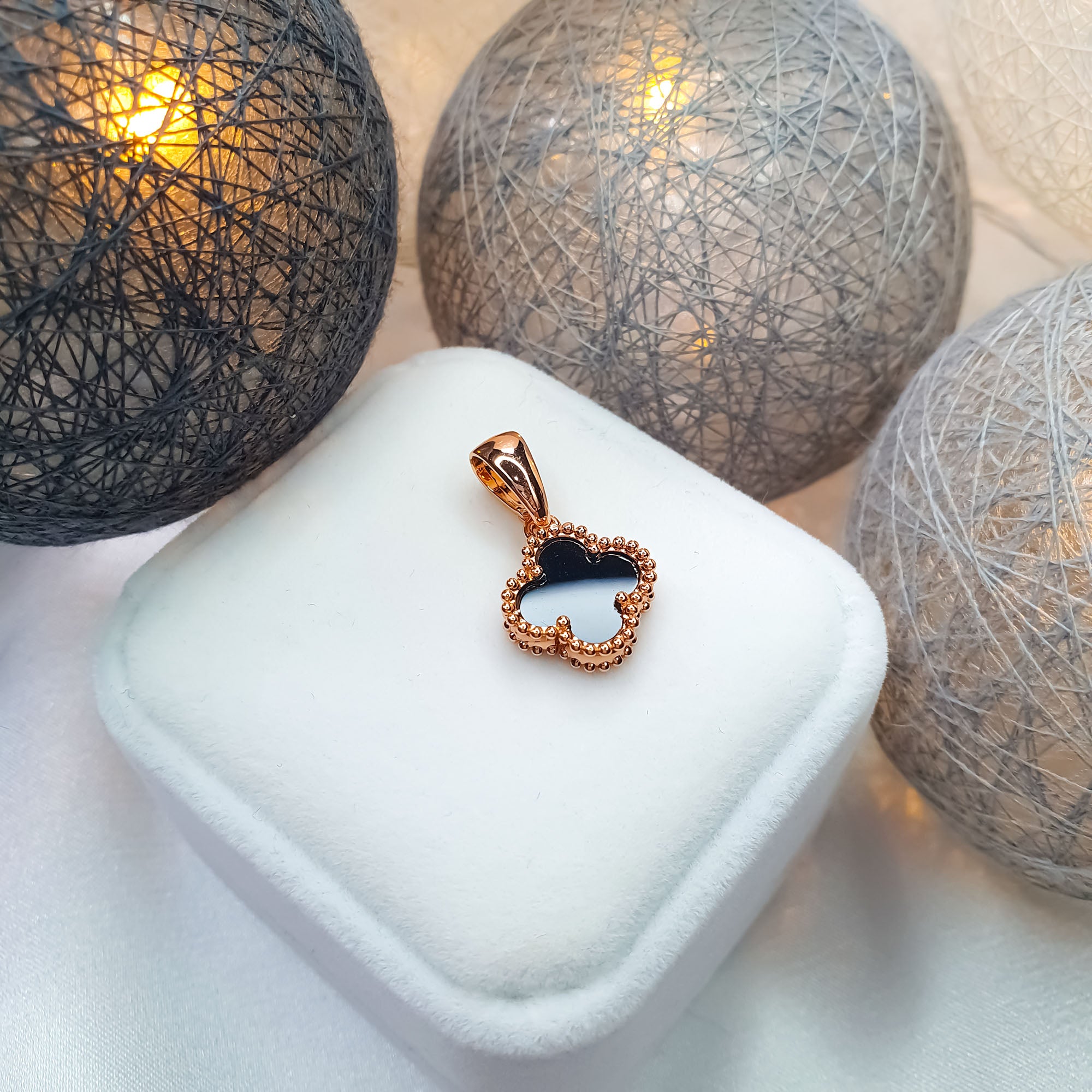 Popalārs kulons ikdienai