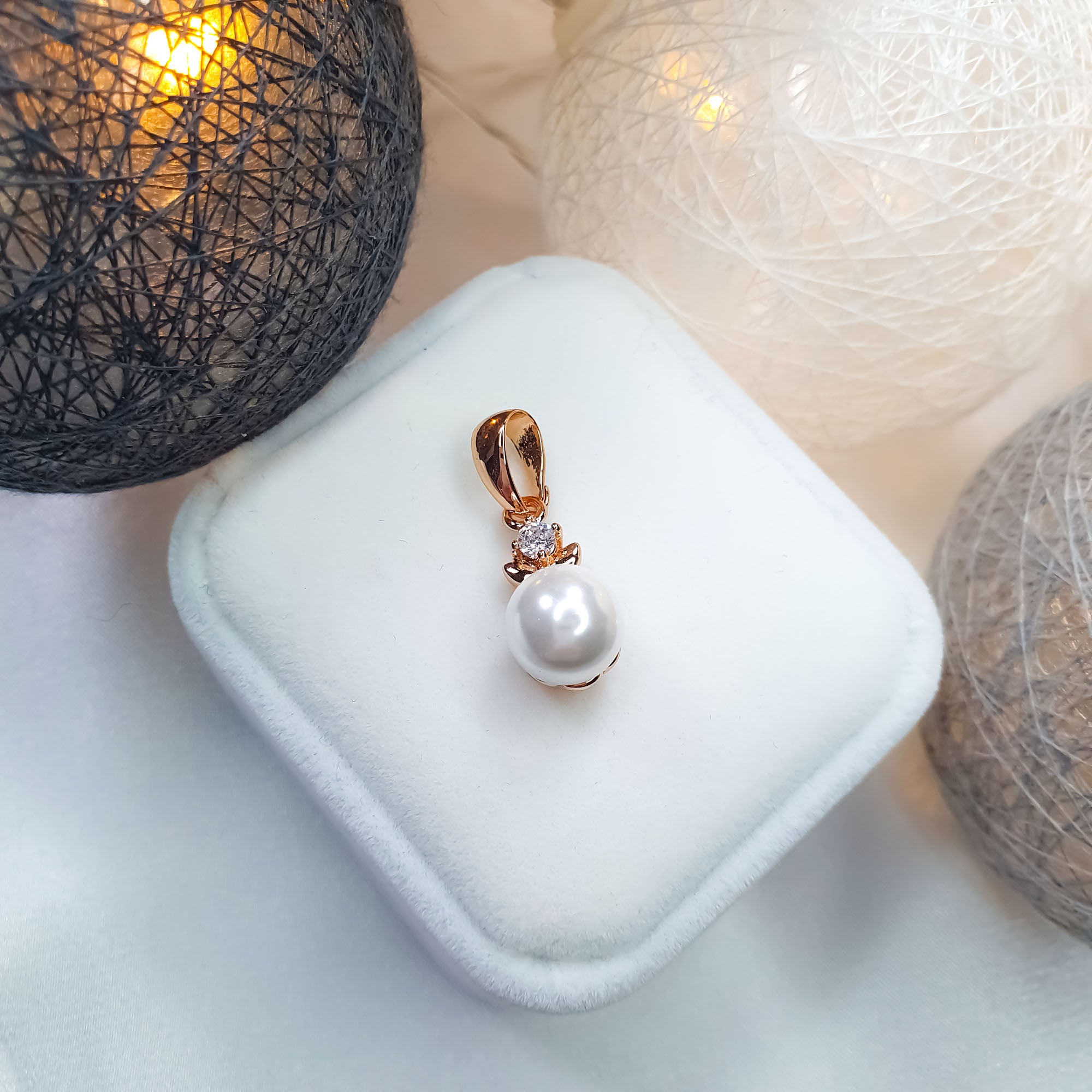 Elegants kulons ar pērlīti