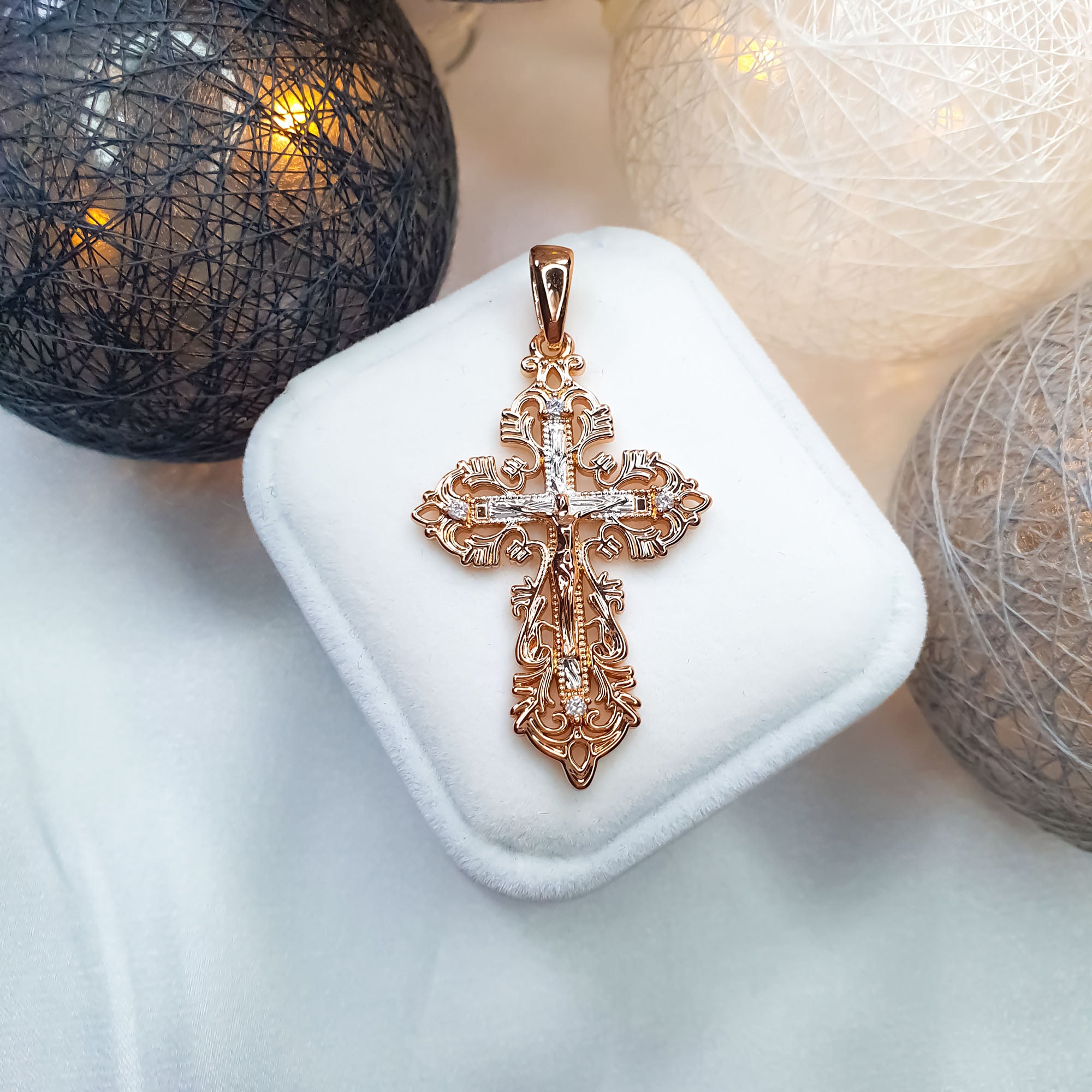 Pareizticīgo krustiņš, kas apvieno zeltainu un sudrabotu toni