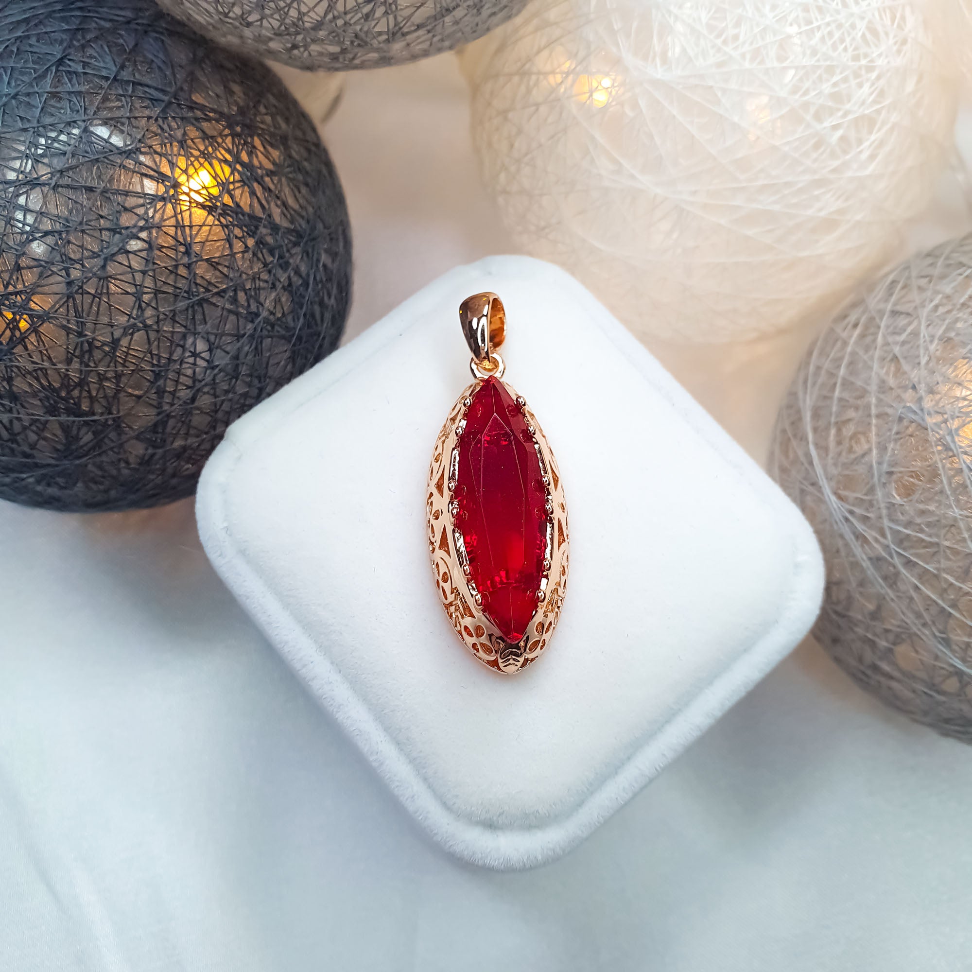 Klasisks sieviešu kulons markīzes formā