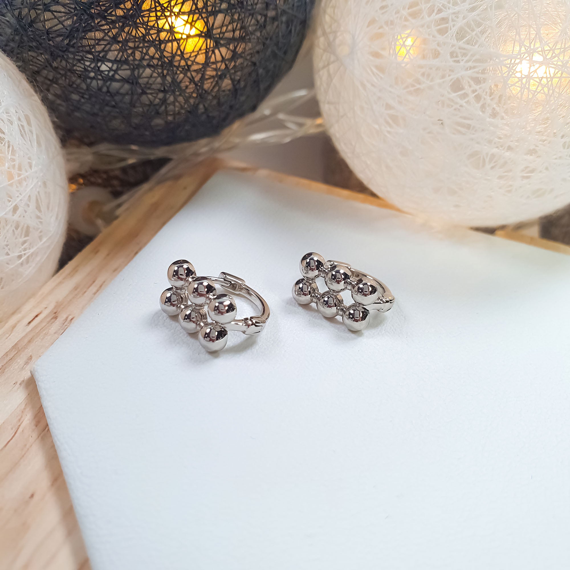 Sudrabaini riņķa tipa auskari ar trīskārtīgu lodīšu priekšmalu