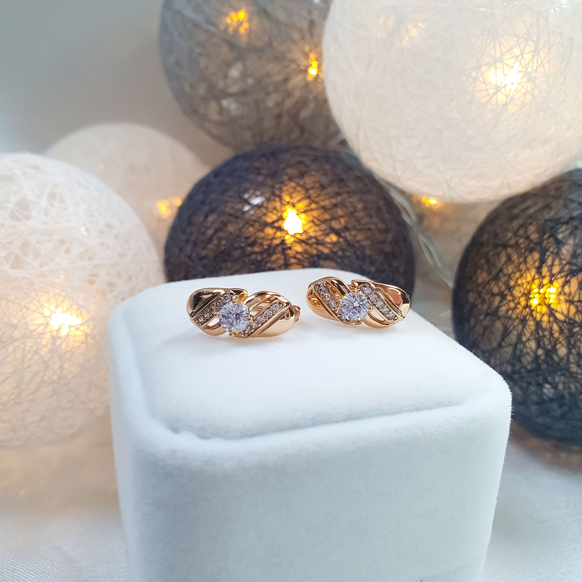 Klasikas auskari ar gludām joslām un mazajiem akcentiem