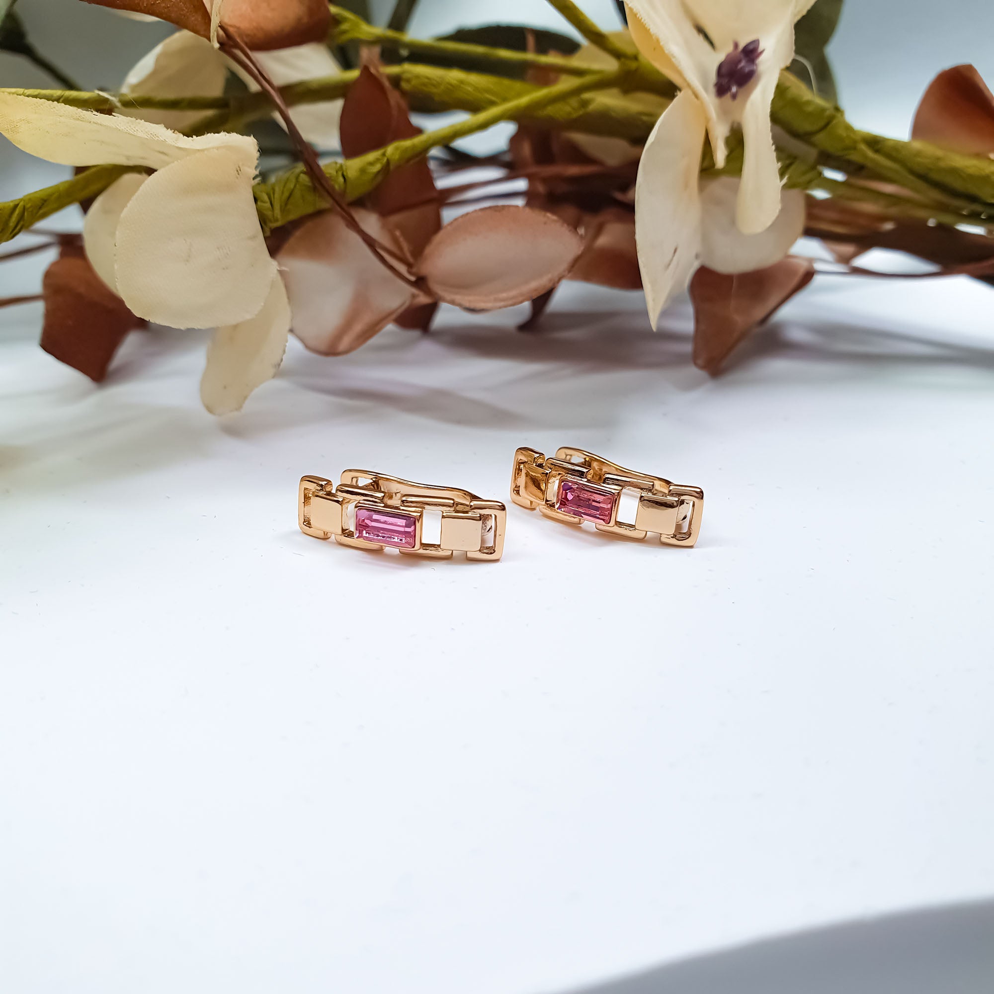 Kompakti auskari ar rozā akcentu vienā plaknē