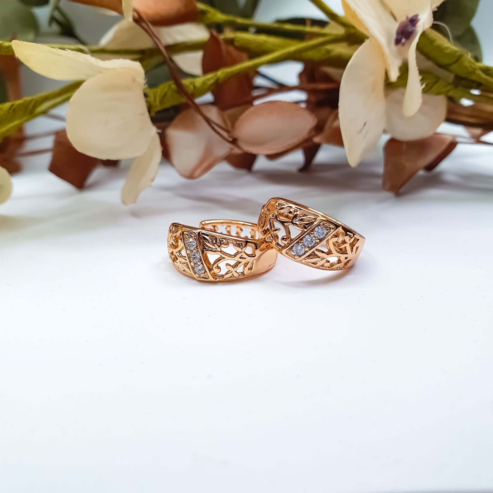 Zelta toņa auskari riņķa formā ar atvērtu ornamentu