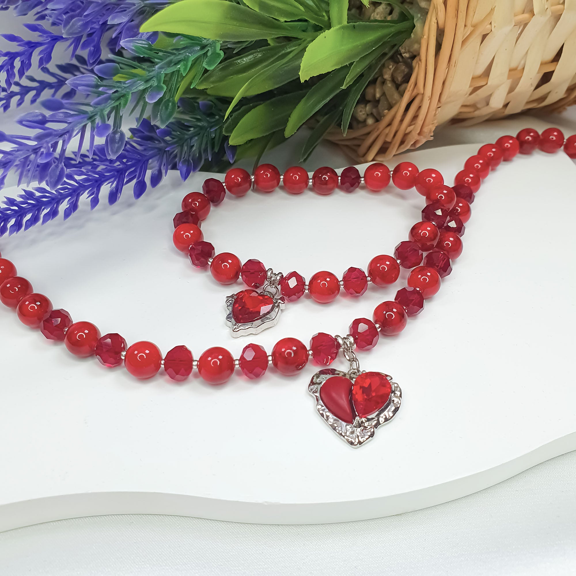 Kaklarota un aproce no sarkanām pērlēm ar sirds elementu