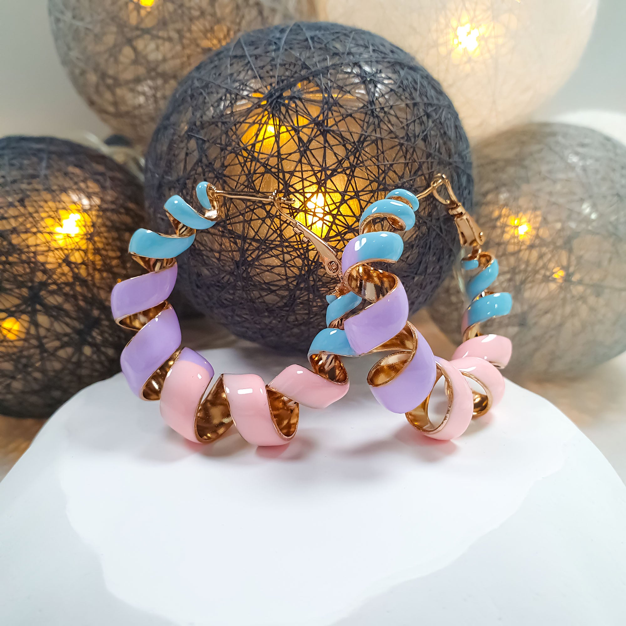 Zelta toņa auskari ar rozā, violetu un zilu emalju