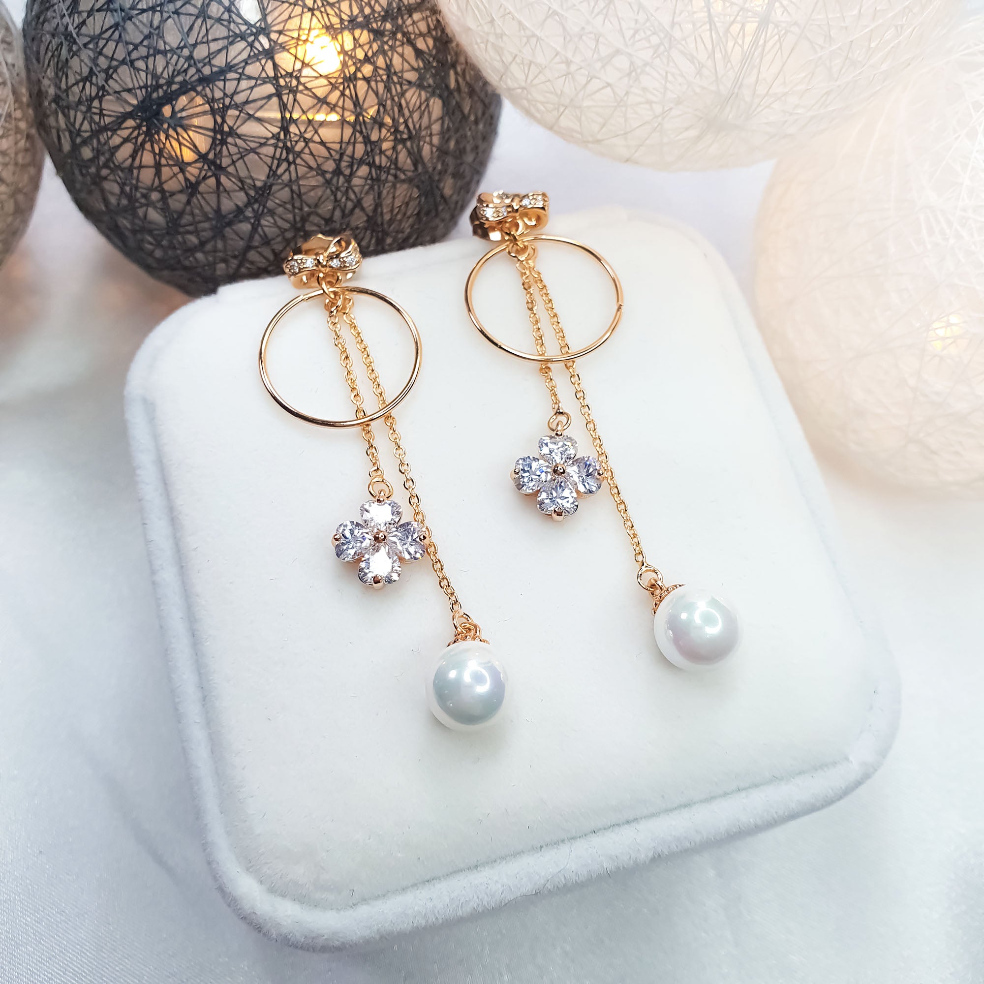 Auskari ar četrlapiņu no cirkoniem un pērli