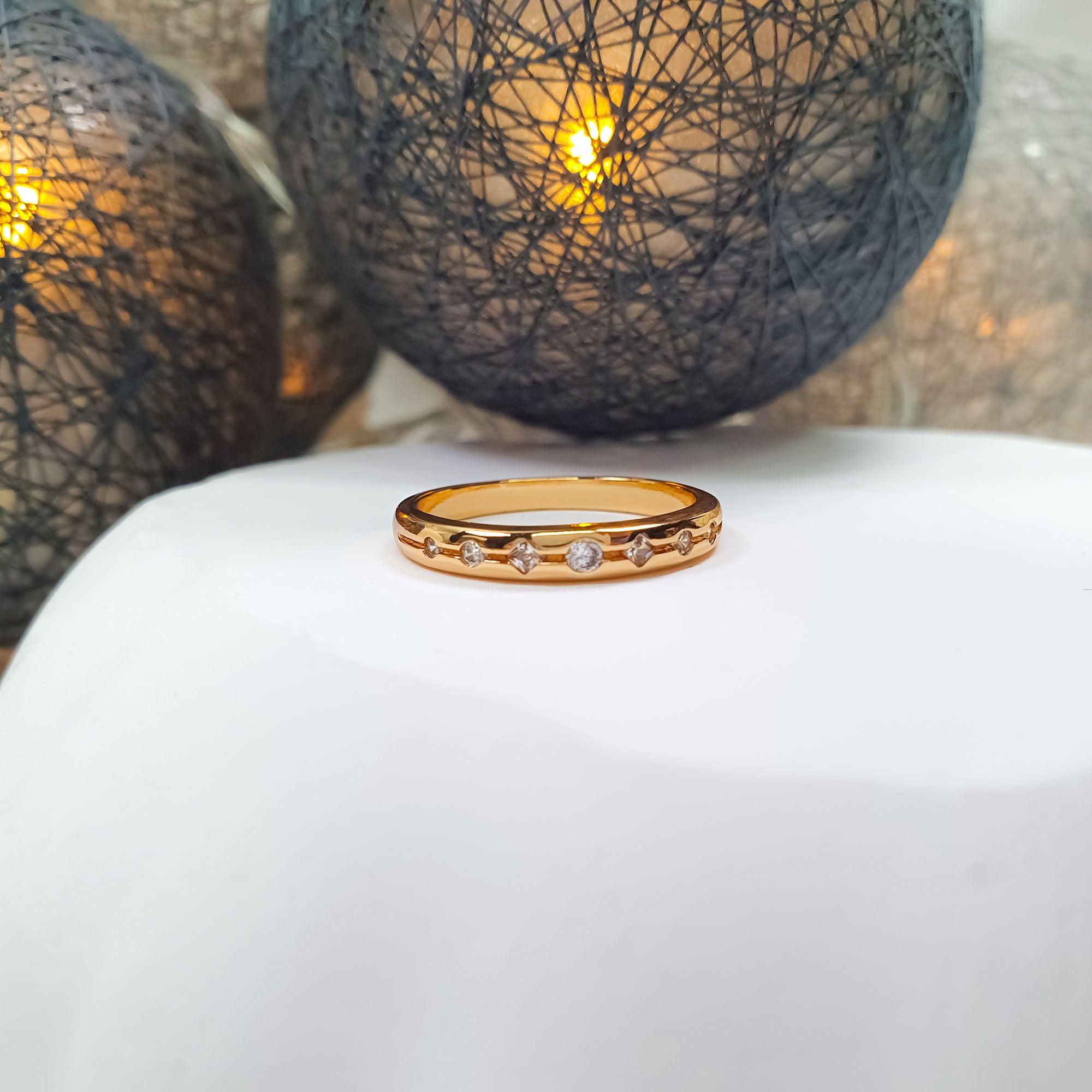 Smalks gredzens ar cirkoniem gludā joslā