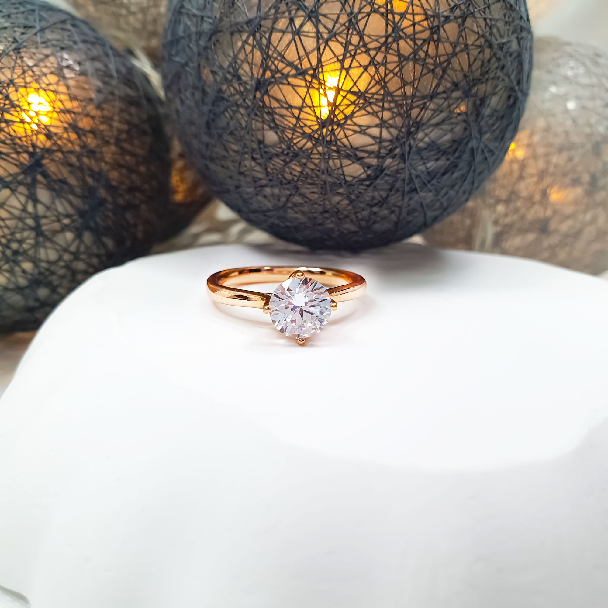 Saderināšanās gredzens ar vienu centrālu cirkonu