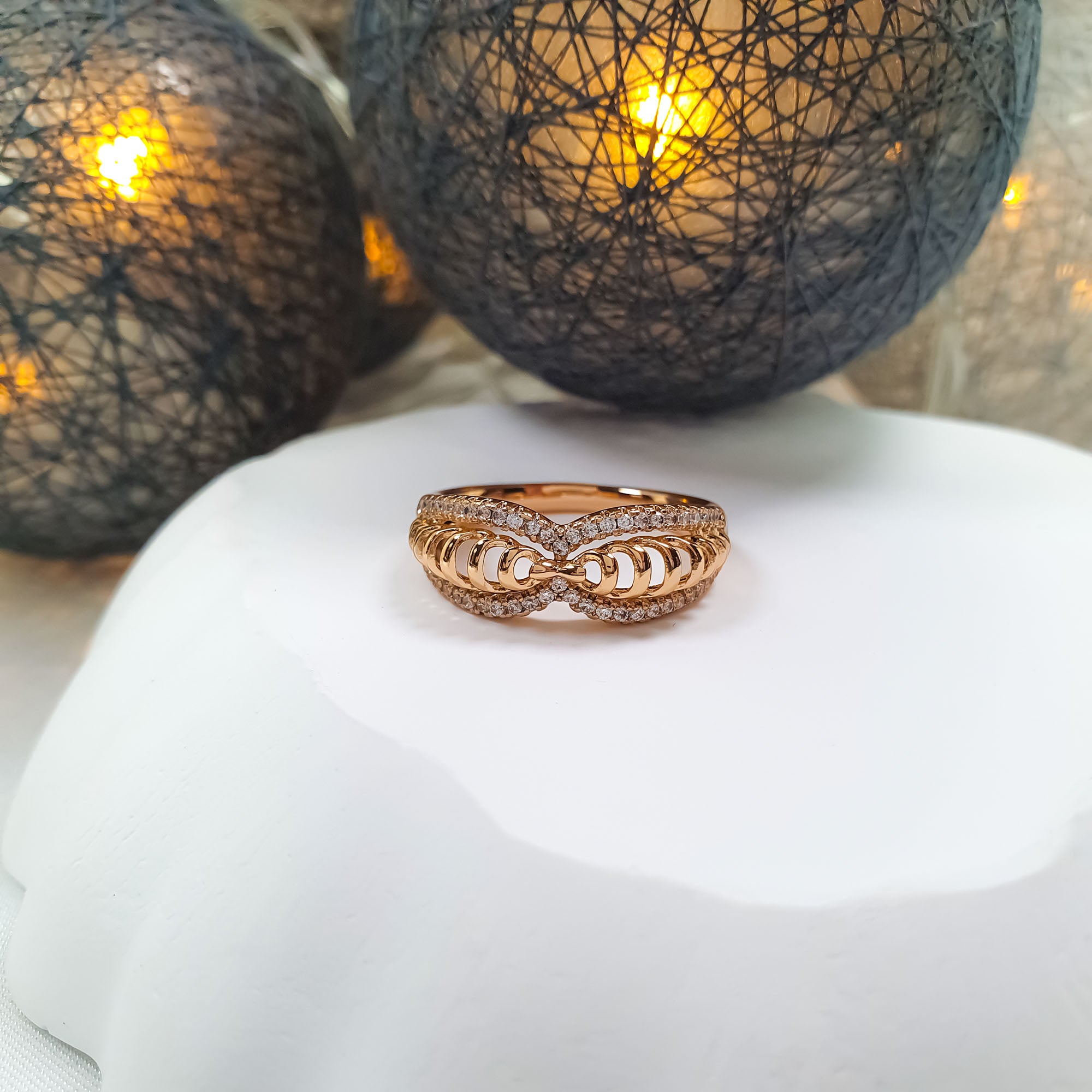 Gredzens ar cirkoniem gar izliekto siluetu