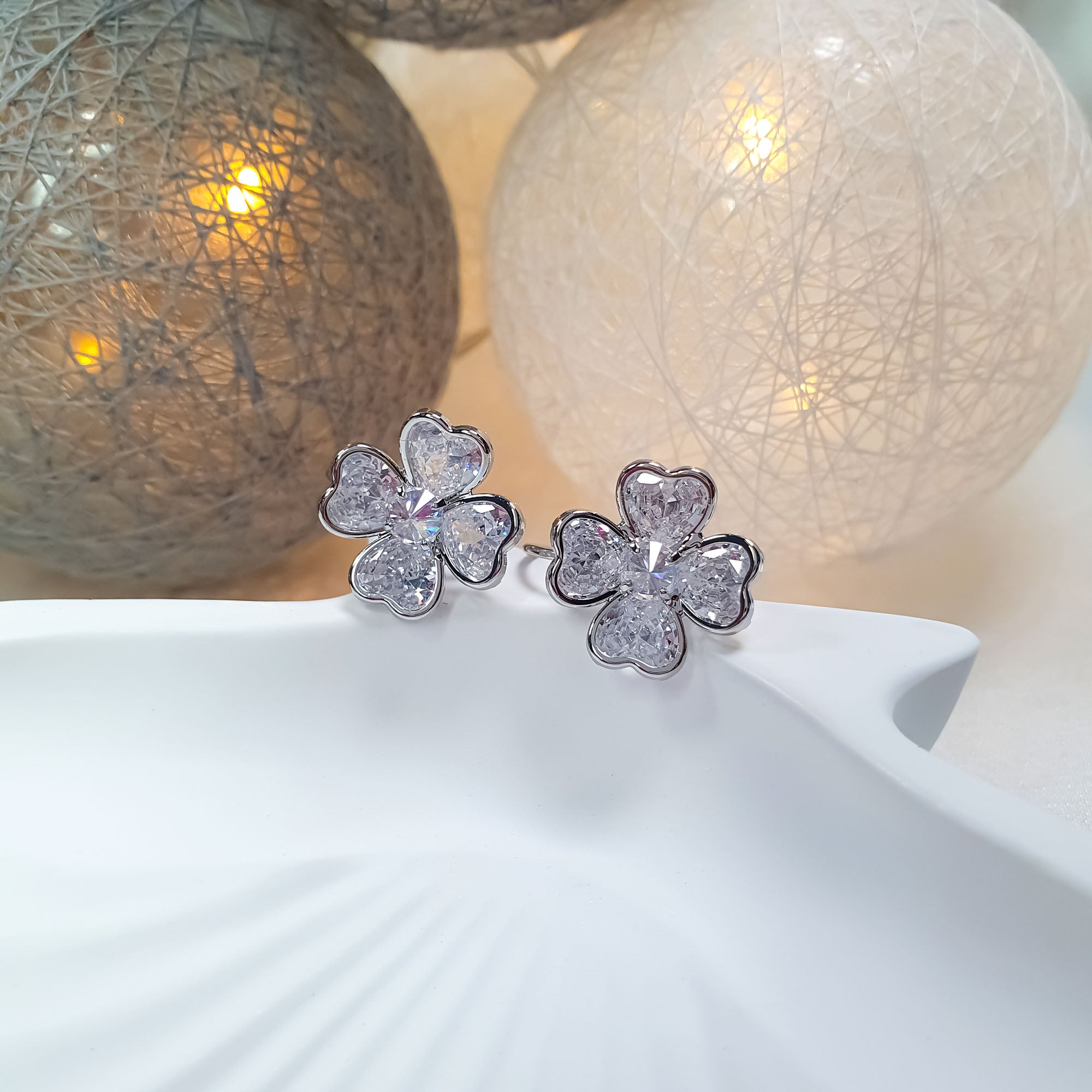 Sieviešu auskari ar cirkonu kompozīciju