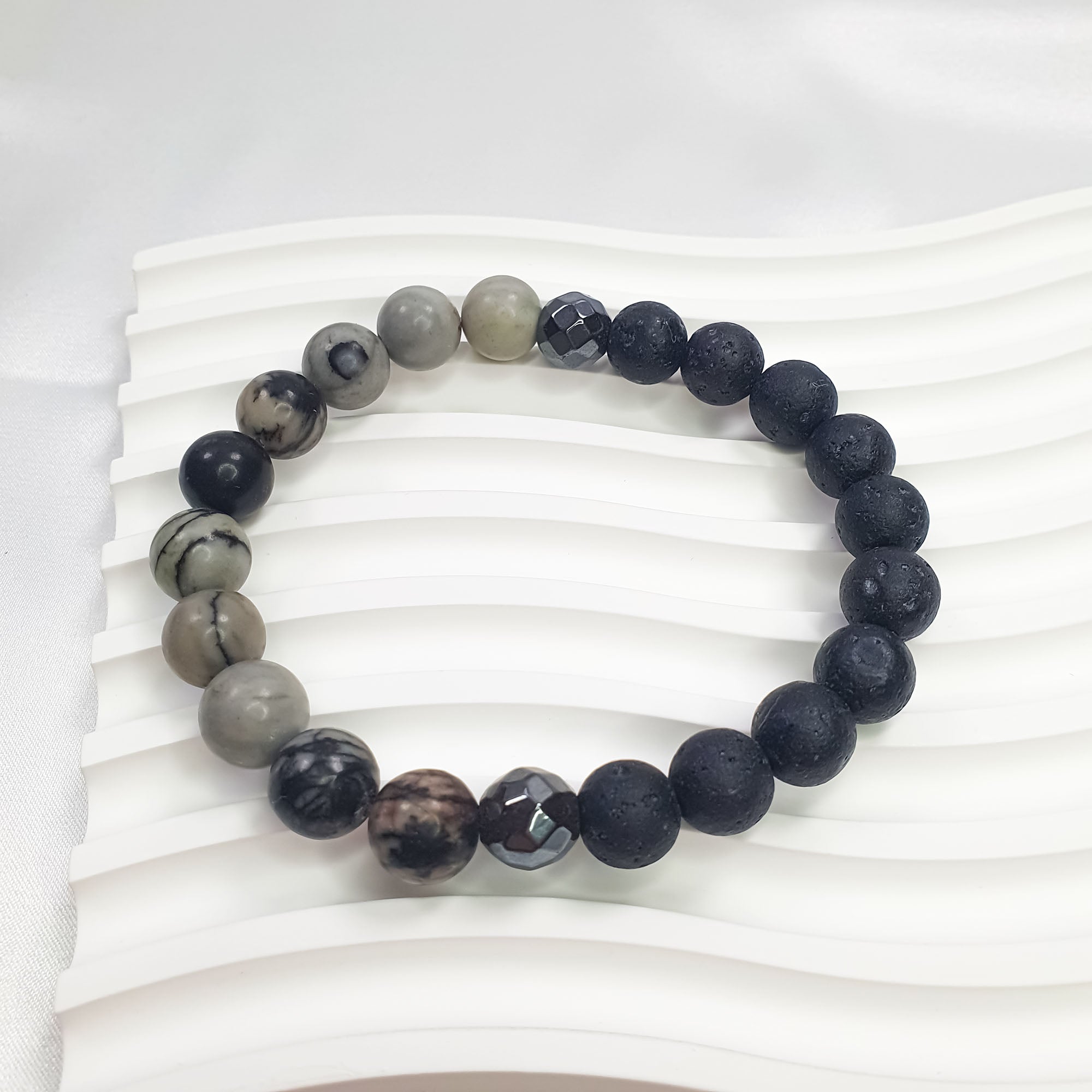 Apaļu akmeņu rokassprādze ar tumšu marmora rakstu