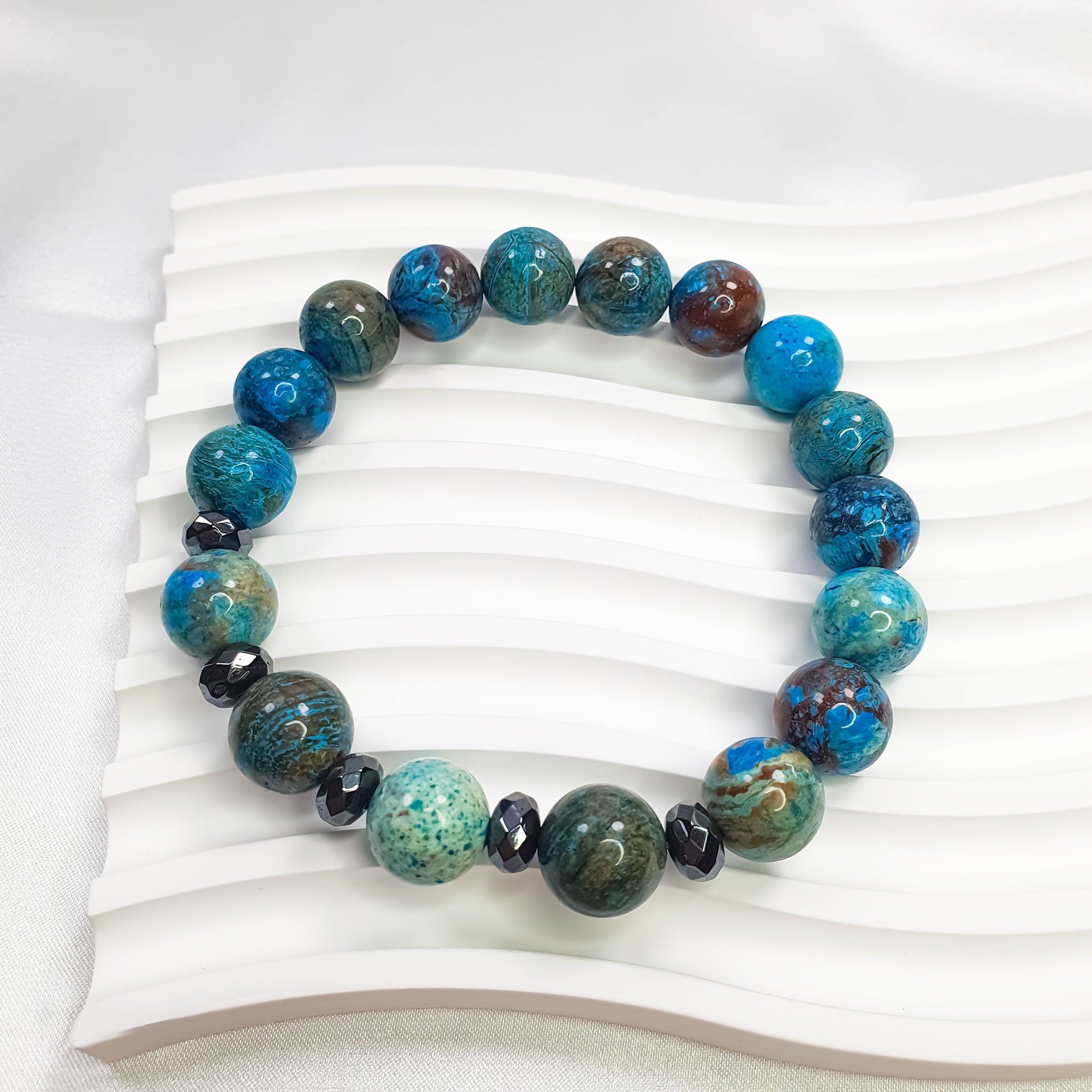 Apaļu jaspisa akmeņu rokassprādze ar tumšām starplikām