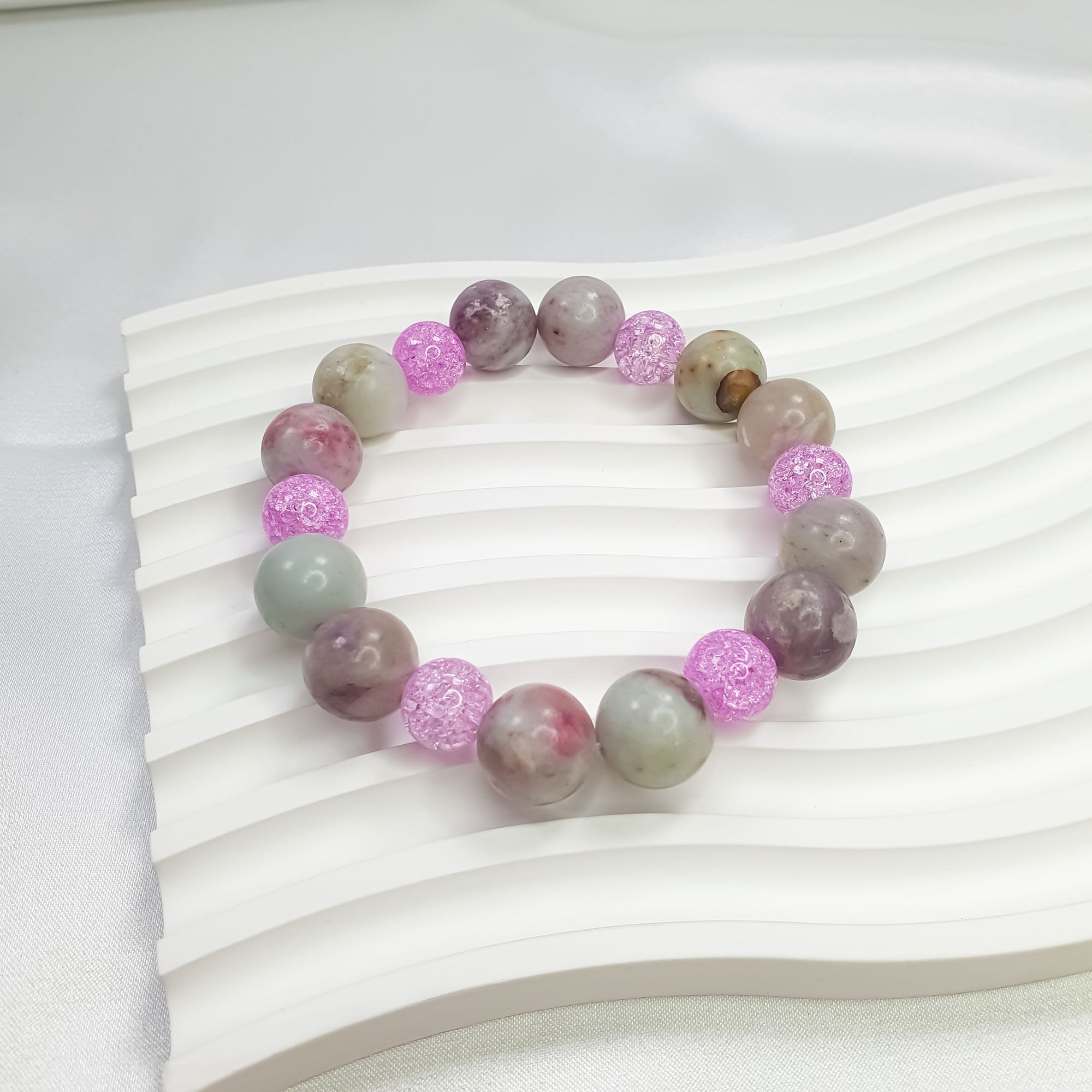 Elastīga rokassprādze ar violetiem un caurspīdīgiem akmeņiem