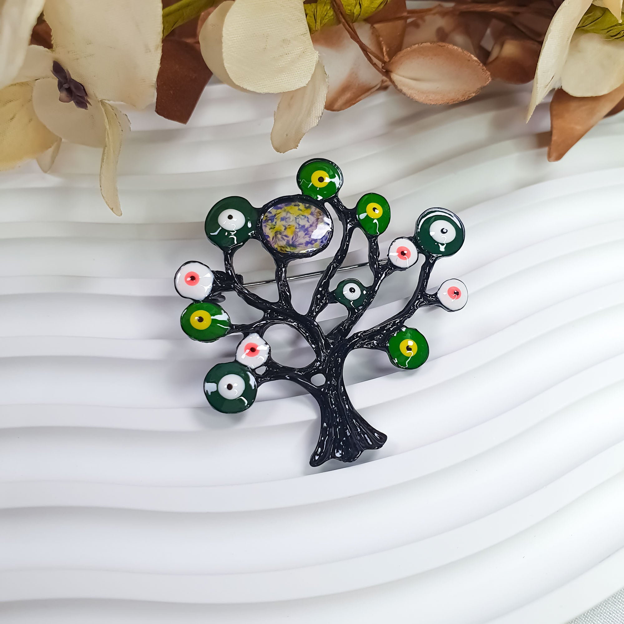 Koka formas piespraude melnā tonī ar daudzkrāsu detaļām