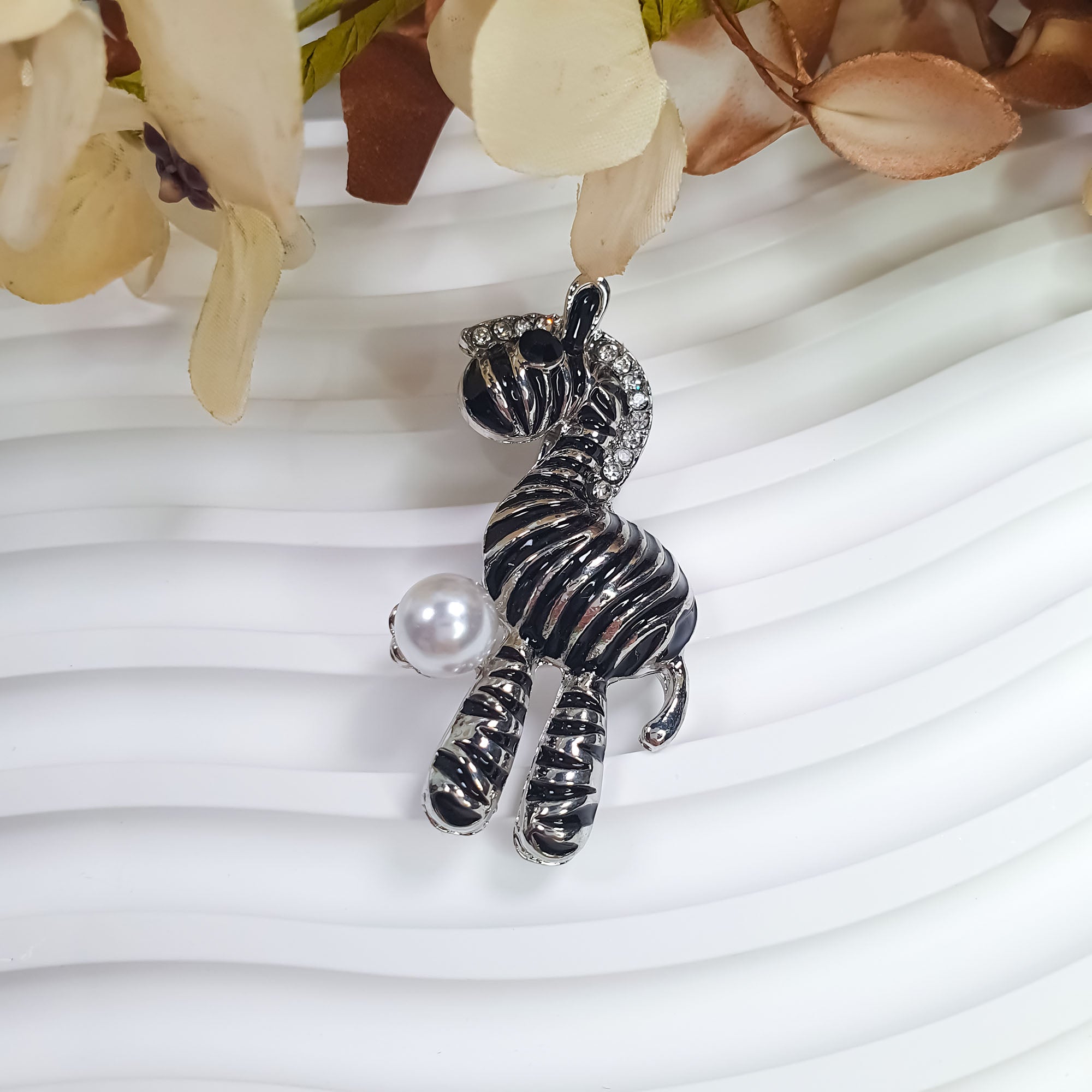 Melnbalta zebras piespraude ar pērles akcentu