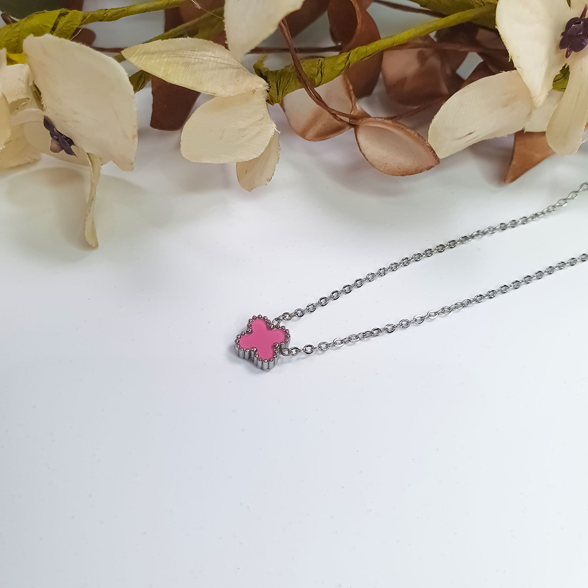 Emaljēts rozā āboliņš kā kaklarotas centrālais akcents