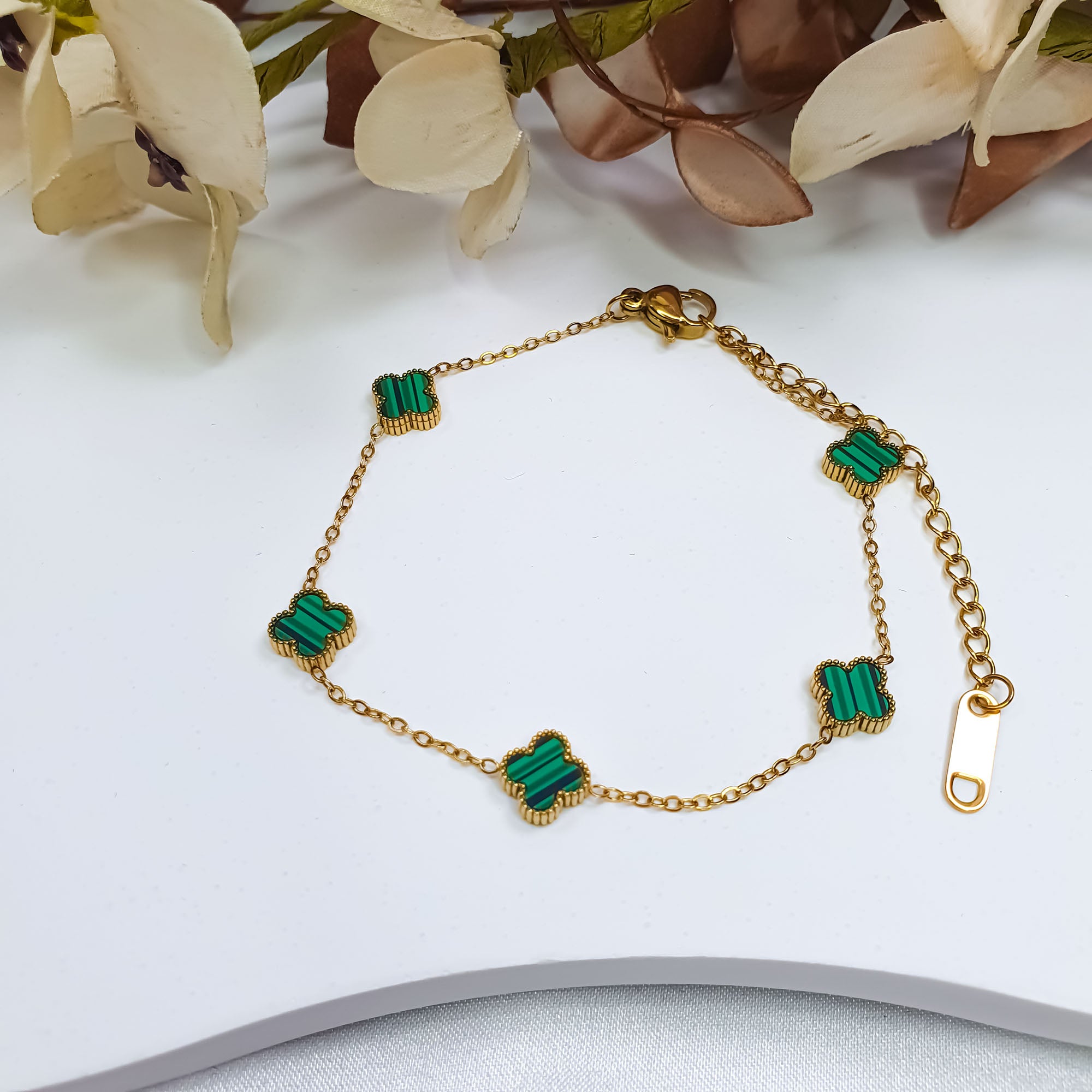 Aproce ar atkārtotiem zaļiem āboliņa elementiem