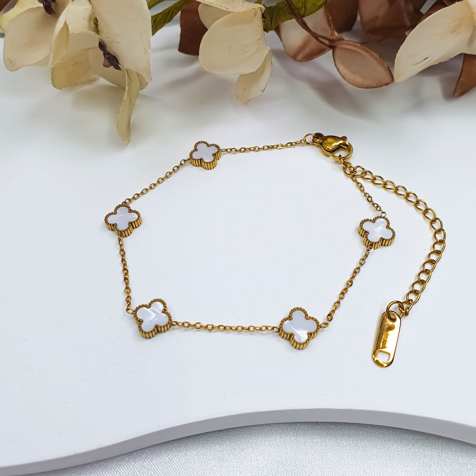 Rokassprādze ar atkārtotiem baltiem āboliņiem un pagarinājumu