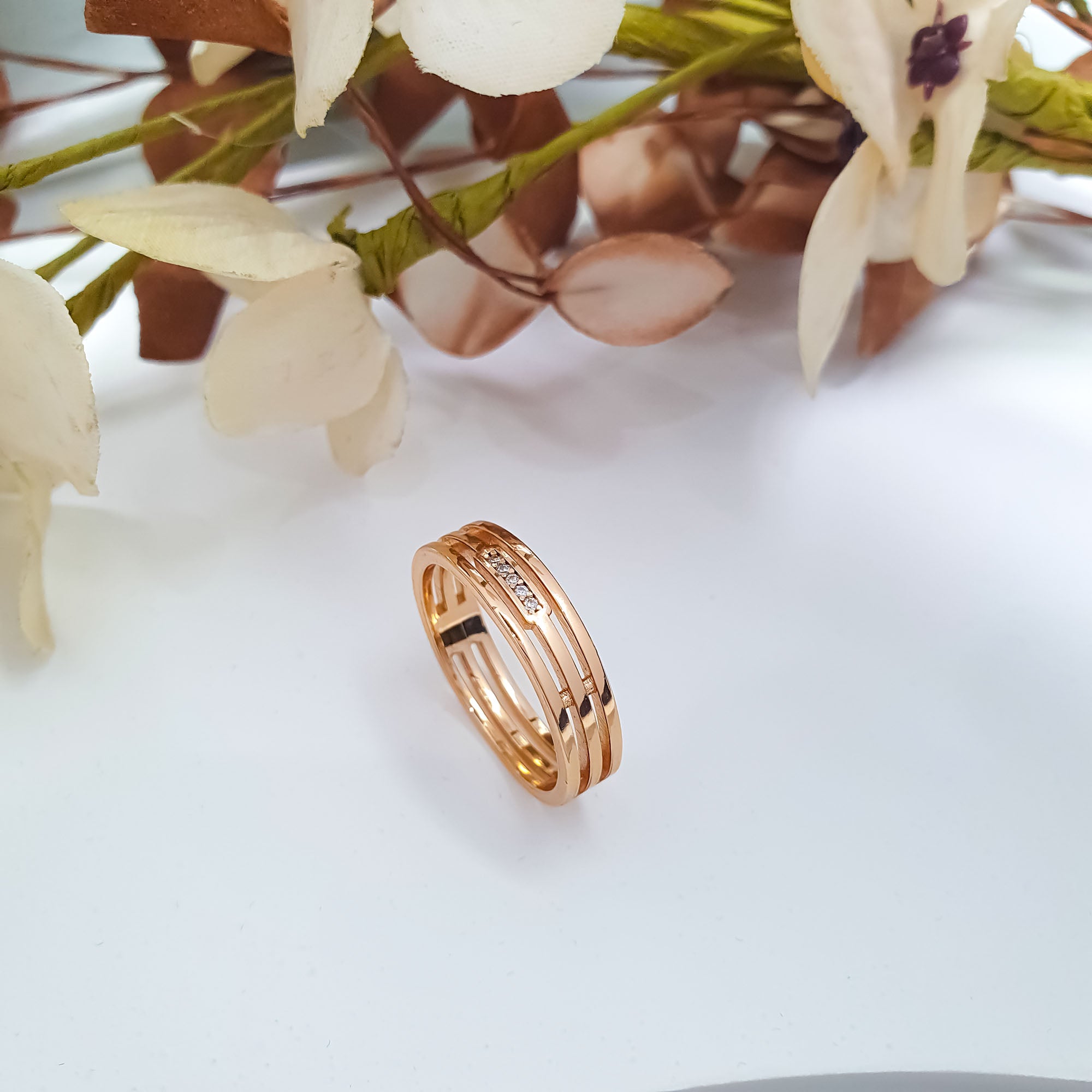 Klasiskas formas gredzens ar centrālu cirkonu ielaidumu