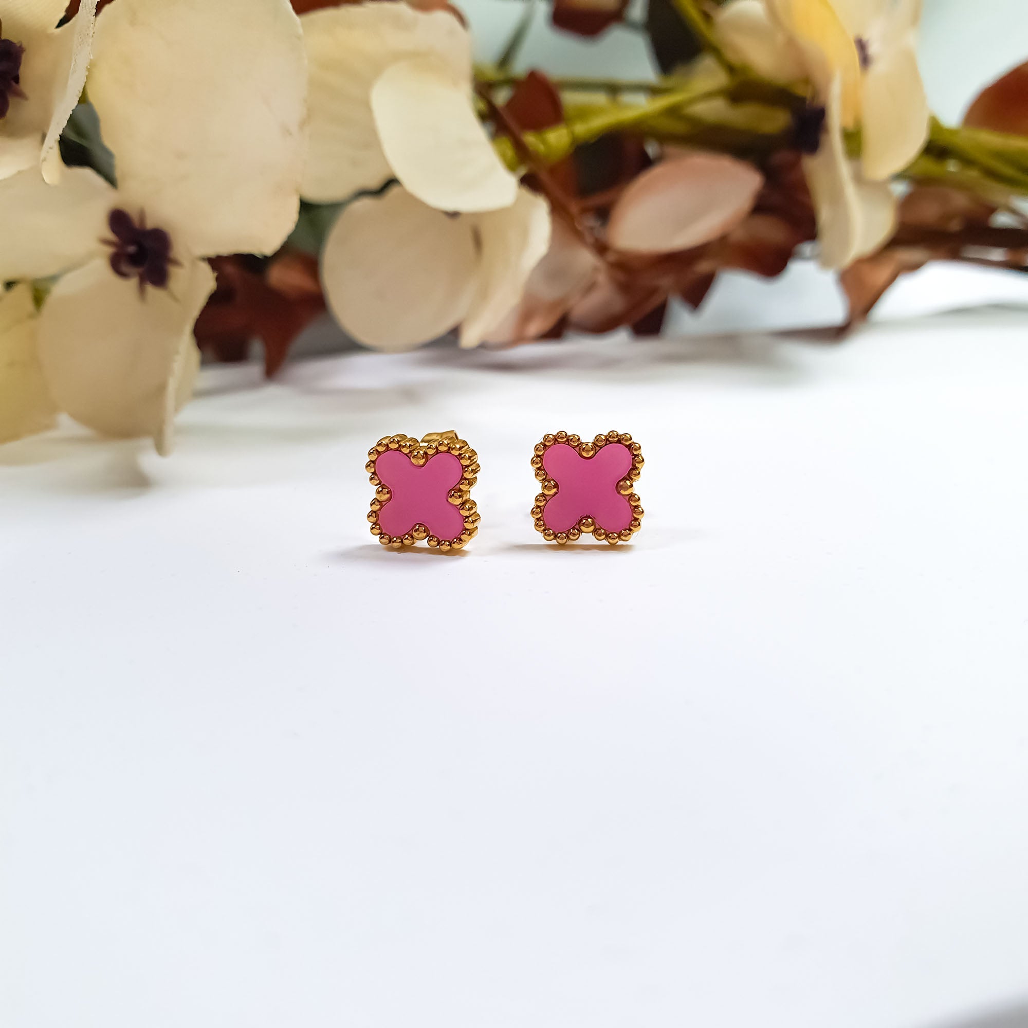 Nelieli auskari āboliņa formā ar rozā emaljas centru