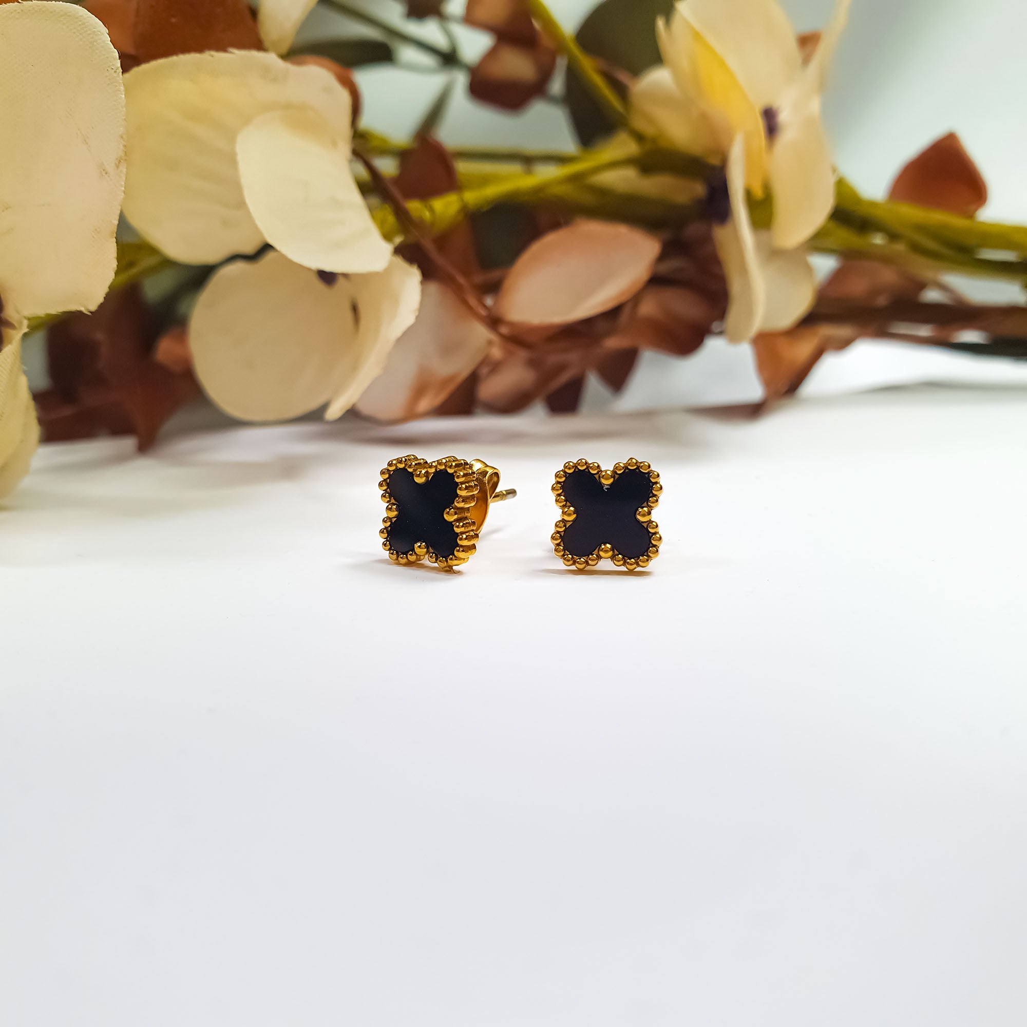 Nelieli auskari ar gludu virsmu un izteiktu kontūru