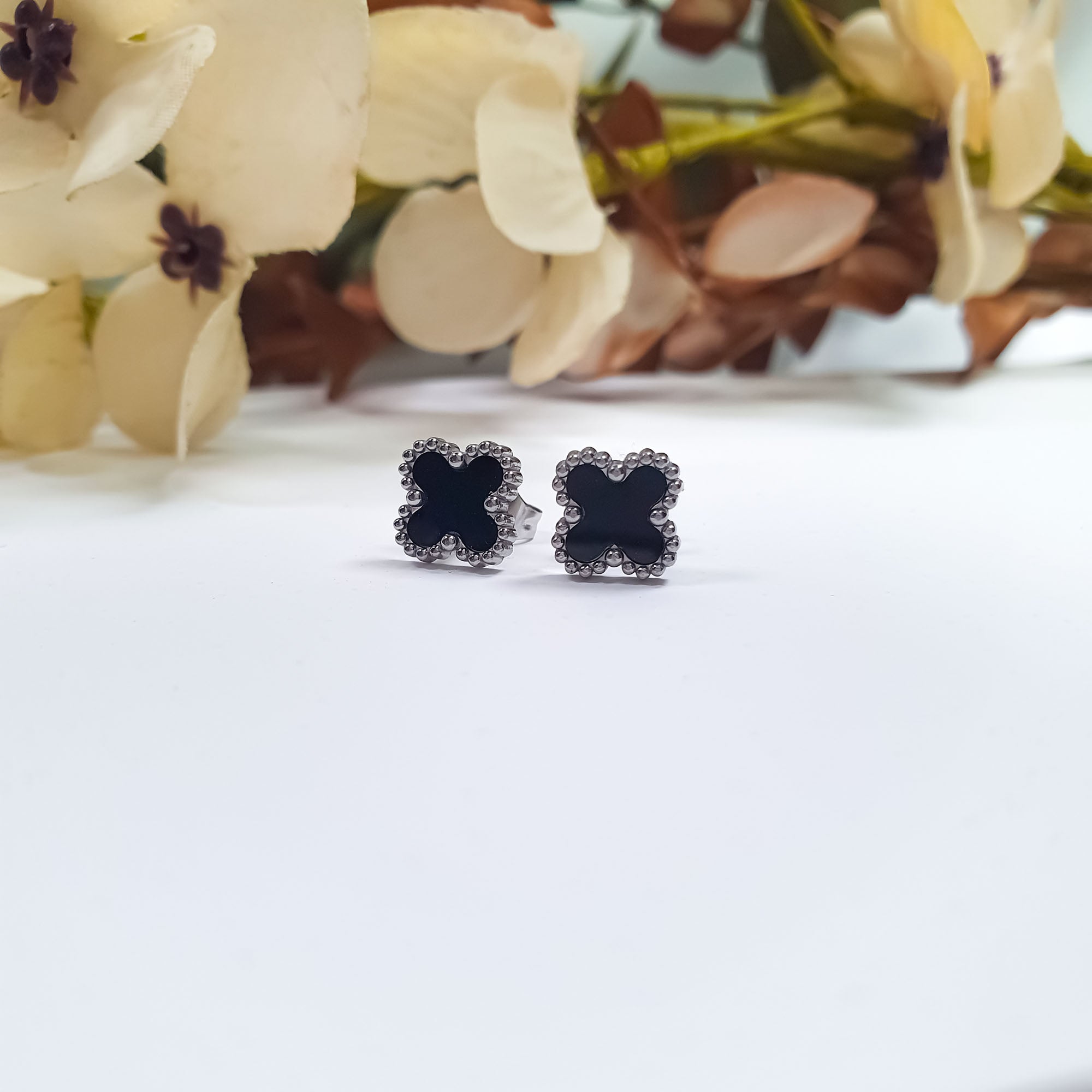 Auskari ar melnu centru un sudraba apdari