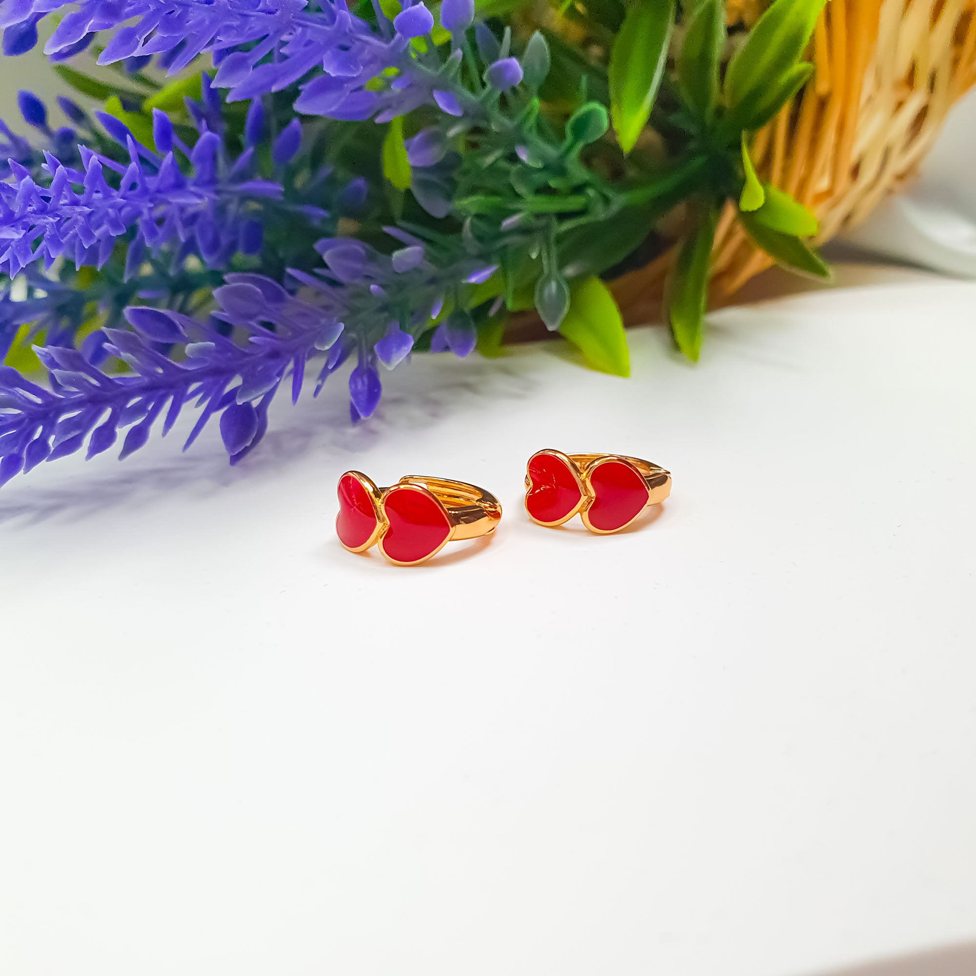 Nelieli auskari riņķa dizainā ar sirds elementu