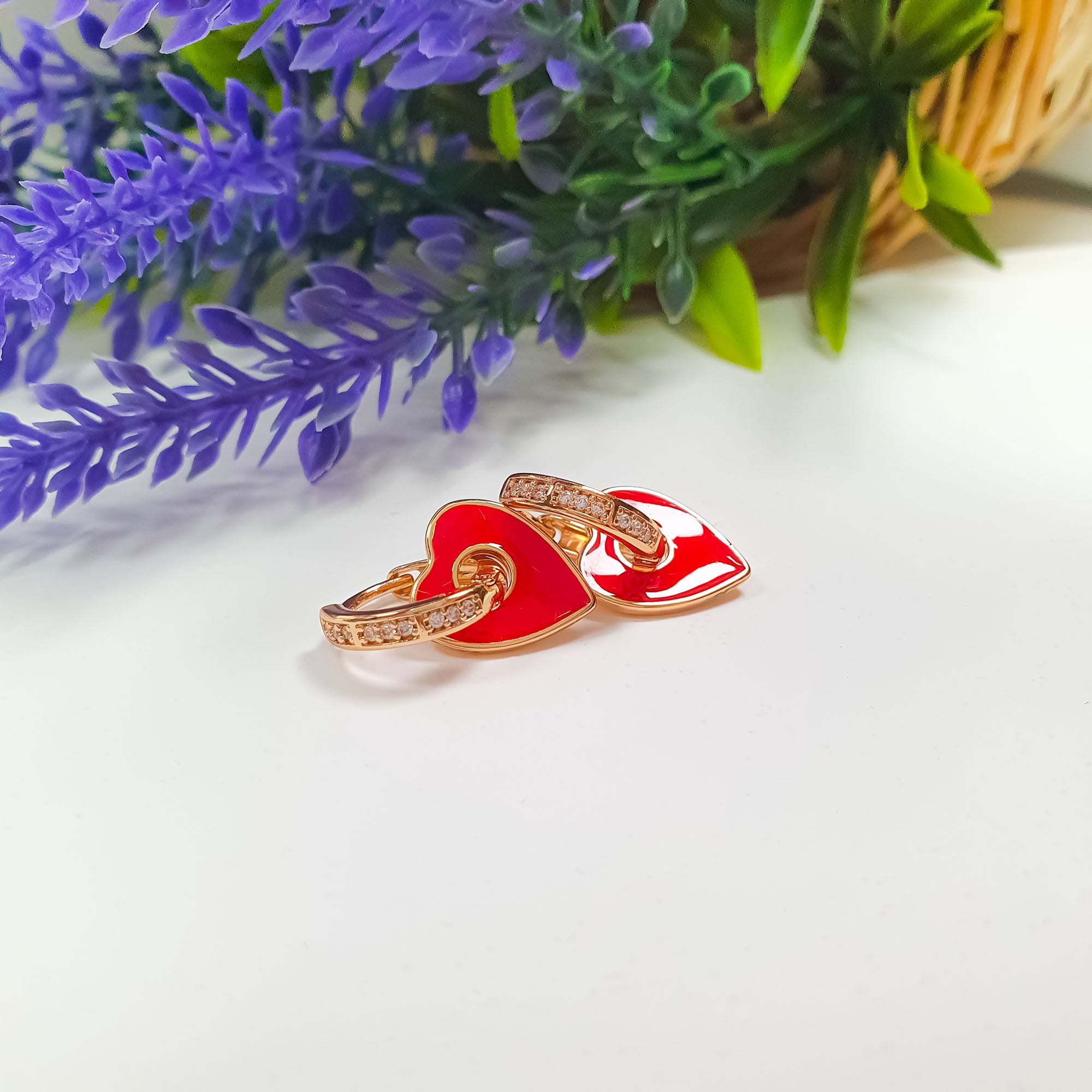 Auskari ar sarkanu emaljas sirdi un cirkoniem