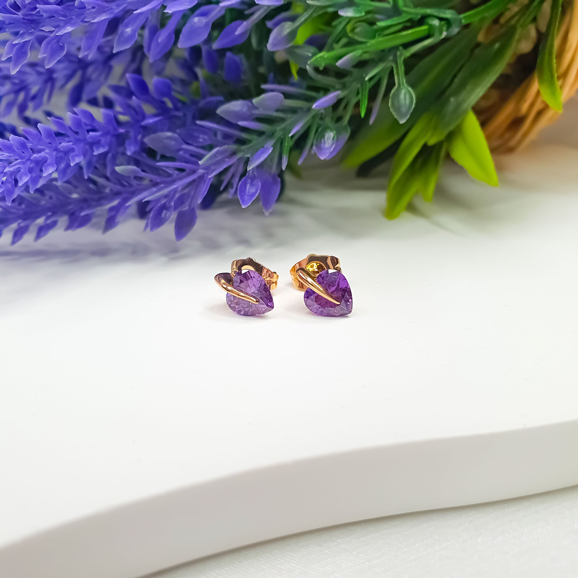 Nelieli auskari ar violetu sirds siluetu