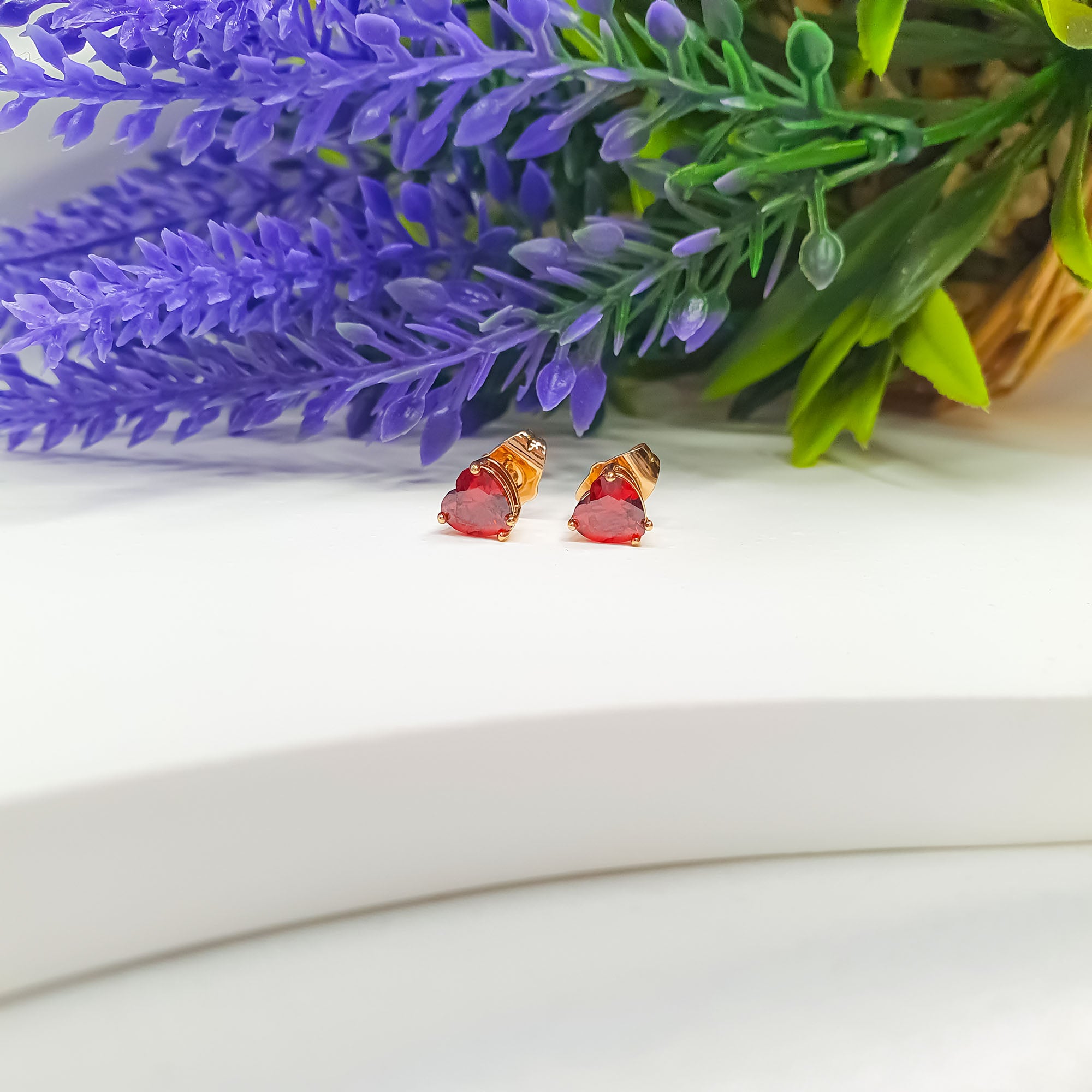 Zelta krāsas auskari ar sarkanu sirds motīvu