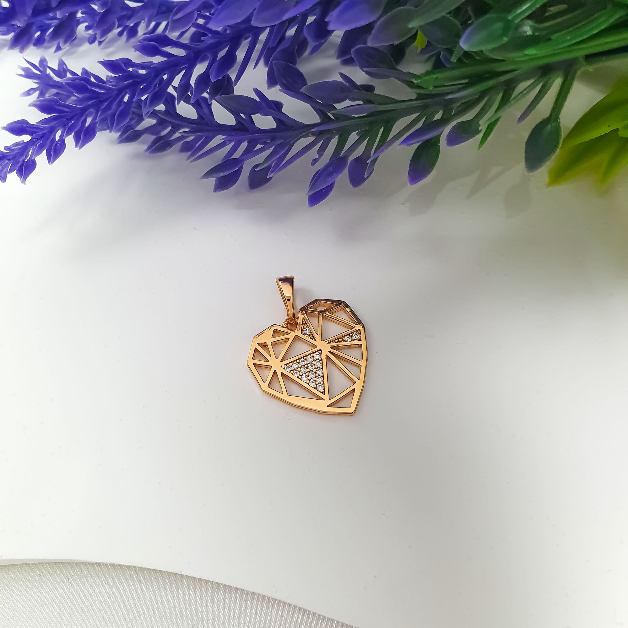 Zelta krāsas kulons ar atvērtu sirds formu