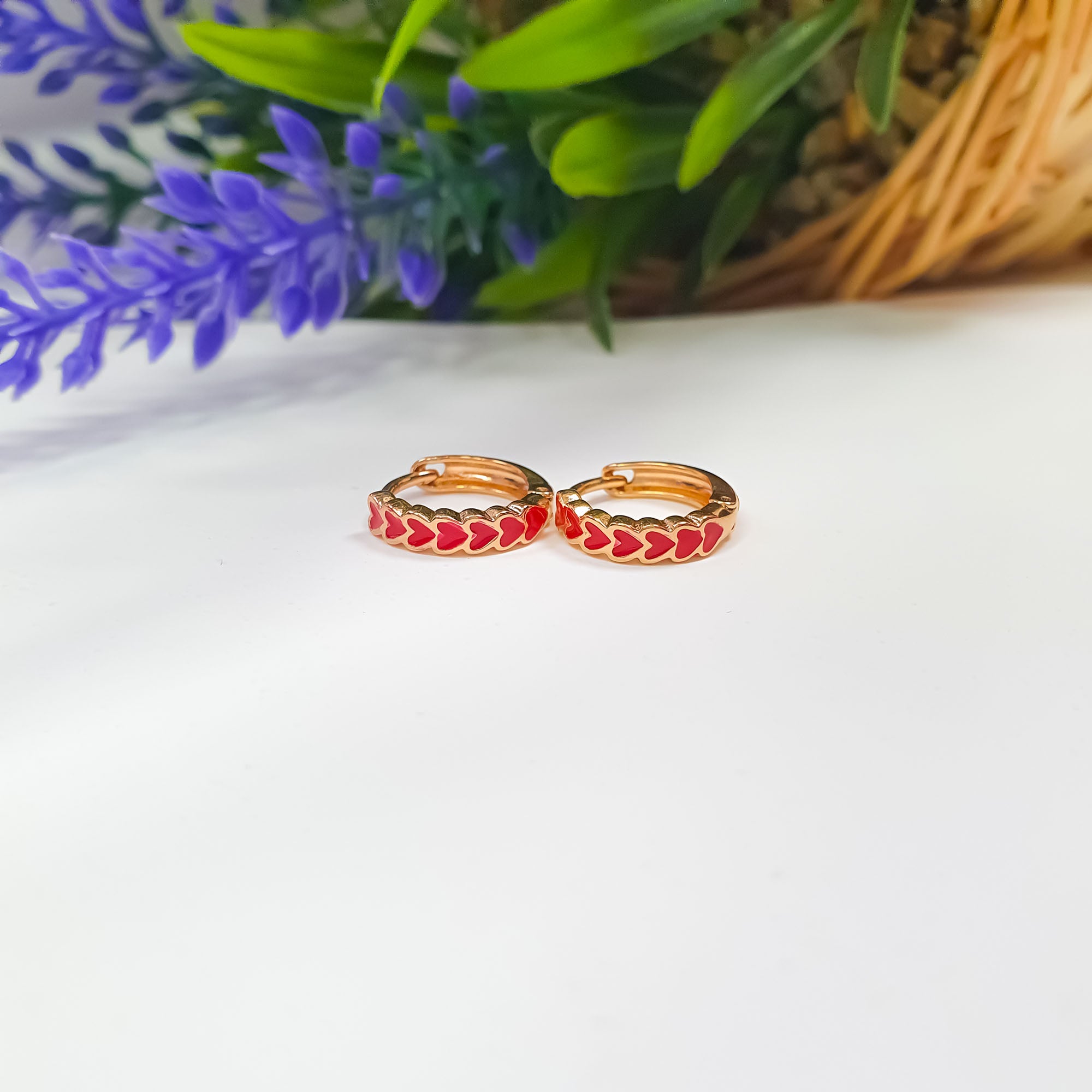 Riņķi ar atkārtotu sirds rakstu sarkanā krāsā