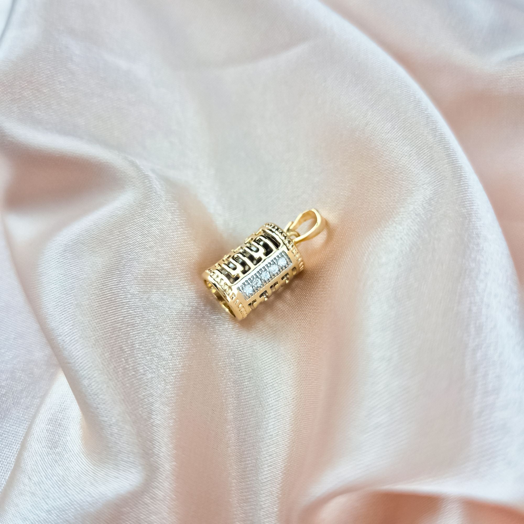 Kulons ar 18K zelta pārklājumu un elegantu dizainu